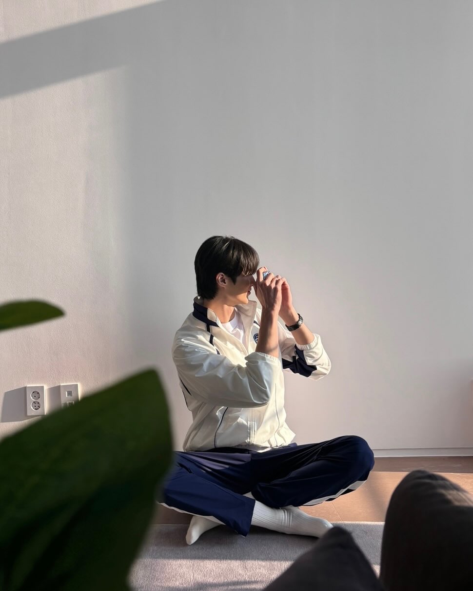 변우석, 다시 그 때의 선재로😭
변우석이 <선재 업고 튀어> 1주년을 맞아, SNS에 사진을 대량 대량 공개했습니다. 그저 드라마를 찍었던 배우가 아니라, 정말로 ‘선재’였던 변우석! 슬라이드를 넘겨 마음속 한 켠에 여전히 살아 있는 선재를 만나보세요🖤 이미지8