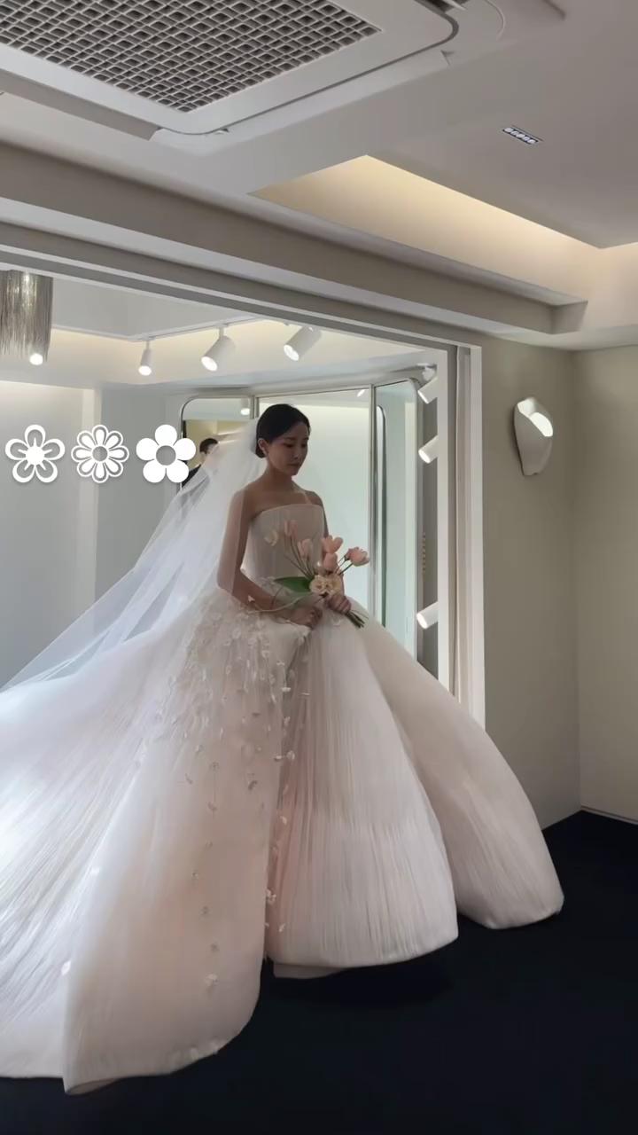 예신님들 참고🤍👰🏻‍♀️4월 젤 예쁜 신부였던 효민 언니🩷 이미지