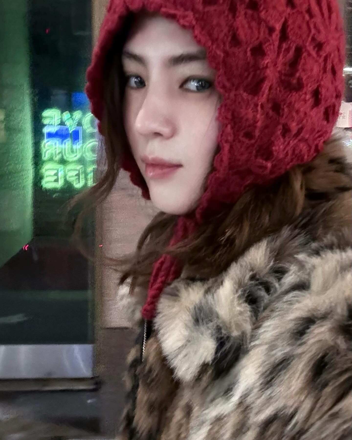 화보 같은 한소희 뉴욕룩🇺🇸

한소희 화보같은 뉴욕 일상을 공개했습니다. 과감한 비주얼의 아이템을 패셔너블하게 소화하며 패션 아이콘다운 믹스매치를 선보였는데요. 뉴욕 거리를 접수한 한소희의 스트릿룩, 슬라이드를 넘겨 확인해보세요.

- 자켓: 노이스, 파리 레오파드 퍼자켓 / 품절
- 팬츠: 보디, 테리 트림 트랙 팬츠, 블루 / 145만 원
- 부츠: 셰르뚜아서울, 그린치 퍼 어그 부츠 / 43만 5천 원
- 크로스백: 휠라, 비건레더 크로스백 / 6만 9천 원 이미지