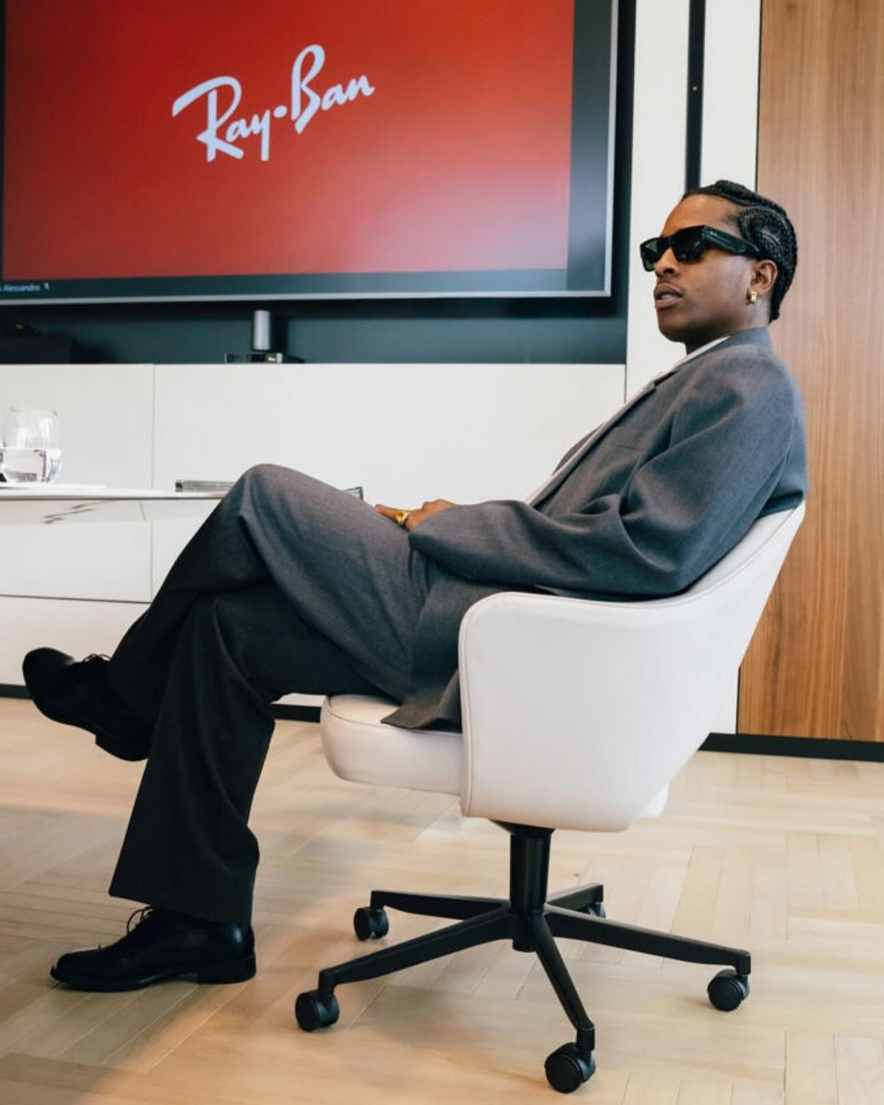 에이셉 라키 x 레이벤 컬렉션 공개🕶️🔥

A$AP Rocky x Rayban 라인의 “Blacked Out” 컬렉션이 공개되었습니다.

에이셉 라키가 레이벤의 첫 크리에이티브 디렉터로 선보인 데뷔 컬렉션으로 총 3가지 모델이 출시되었습니다.

전체적으로 블랙 아웃된 올 블랙 디자인과 골드 포인트 디테일로 력셔리함을 강화했고 전용 패키징으로 커스텀 박스와 AWGE 로고가 각인되어있습니다.

그의 무드를 느낄 수 있는 선글라스😎 이미지