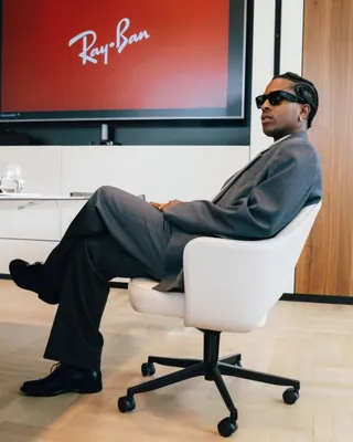 에이셉 라키 x 레이벤 컬렉션 공개🕶️🔥
A$AP Rocky x Rayban 라인의 “Blacked Out” 컬렉션이 공개되었습니다.
에이셉 라키가 레이벤의 첫 크리에이티브 디렉터로 선보인 데뷔 컬렉션으로 총 3가지 모델이 출시되었습니다.
전체적으로 블랙 아웃된 올 블랙 디자인과 골드 포인트 디테일로 력셔리함을 강화했고 전용 패키징으로 커스텀 박스와 AWGE 로고가 각인되어있습니다.
그의 무드를 느낄 수 있는 선글라스😎 이미지