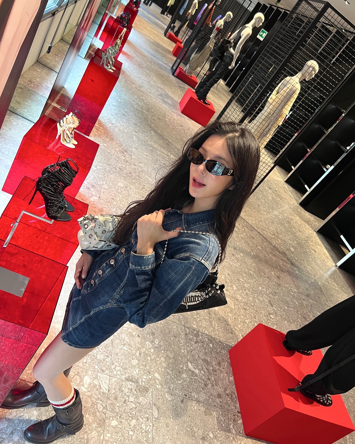 따라하고 싶은 장재인 데님 무드👖

셋업으로, 때론 포근한 니트와 함께하거나 과감한 무드로 시도하는 데님. 장재인의 데님 스타일은 힘을 뺀 듯 하면서도 섬세합니다. 이번 봄, 데님을 새롭게 입고 싶다면 그녀의 룩에서 힌트를 얻어보세요. 이미지10