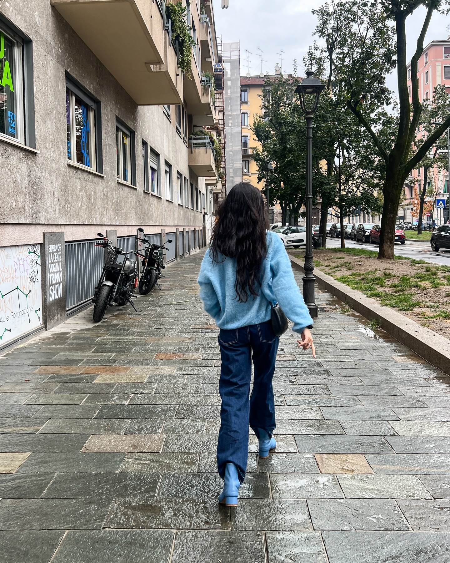 따라하고 싶은 장재인 데님 무드👖

셋업으로, 때론 포근한 니트와 함께하거나 과감한 무드로 시도하는 데님. 장재인의 데님 스타일은 힘을 뺀 듯 하면서도 섬세합니다. 이번 봄, 데님을 새롭게 입고 싶다면 그녀의 룩에서 힌트를 얻어보세요. 이미지5