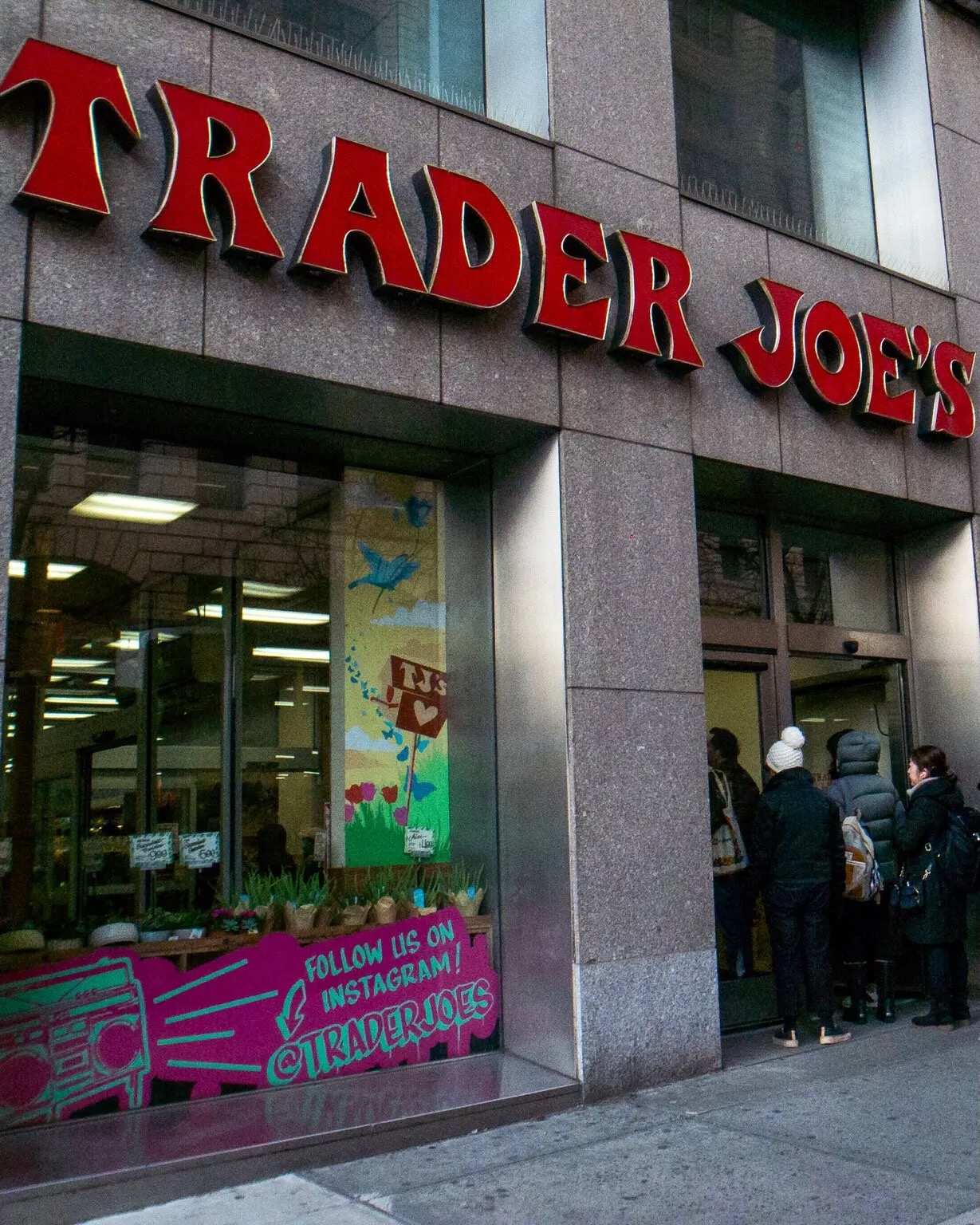 $2.99 가방에 몰려든 사람들🙋🏻‍♀️

미국의 식료품 체인 트레이더 조(Trader Joe’s)가 또 한 번 ‘토트백 대란’을 일으켰습니다.

작년에 대란을 불러 일으켰던 미니 토트백의 새 컬러를 출시했는데요. 한정 수량으로 출시된 미니 토트백은 단 2.99달러, 한화 약 4천 원의 가격임에도 불구하고 새벽부터 줄을 서는 진풍경을 만들어냈습니다.

네이비와 그린, 레드 등 원색 계열로 구성된 작년과 달리, 올해에는 핑크, 민트 등 파스텔 톤으로 출시되어 사뭇 다른 분위기를 선사합니다.

이 가방은 실제로 장을 보기엔 작지만 런치백이나 미니 숄더백으로 활용하기 좋아 '필수템'으로 부상했습니다. SNS에서는 직접 패치를 붙이거나 비즈 장식을 더해 나만의 스타일로 꾸미는 유저들도 등장했습니다.

지난해에 이어, 올해도 중고 거래 사이트에서 웃돈을 얹어 판매되는 현상이 이어졌으며 일부는 70달러 이상 가격으로 판매 등록되기도 했습니다. 한 소비자는 새 컬러 출시에 대해 “지금 같은 시대엔 밝은 색이 필요하다”며 토트백에 대한 만족감을 드러내기도 했다네요.

오픈런으로 구매하는 '마트 토트백', 여러분이라면 도전하시겠어요? 이미지