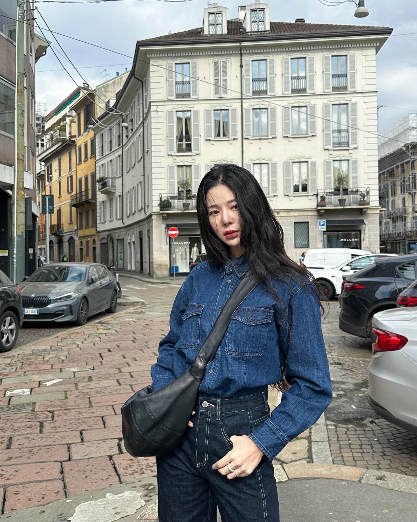따라하고 싶은 장재인 데님 무드👖

셋업으로, 때론 포근한 니트와 함께하거나 과감한 무드로 시도하는 데님. 장재인의 데님 스타일은 힘을 뺀 듯 하면서도 섬세합니다. 이번 봄, 데님을 새롭게 입고 싶다면 그녀의 룩에서 힌트를 얻어보세요. 이미지