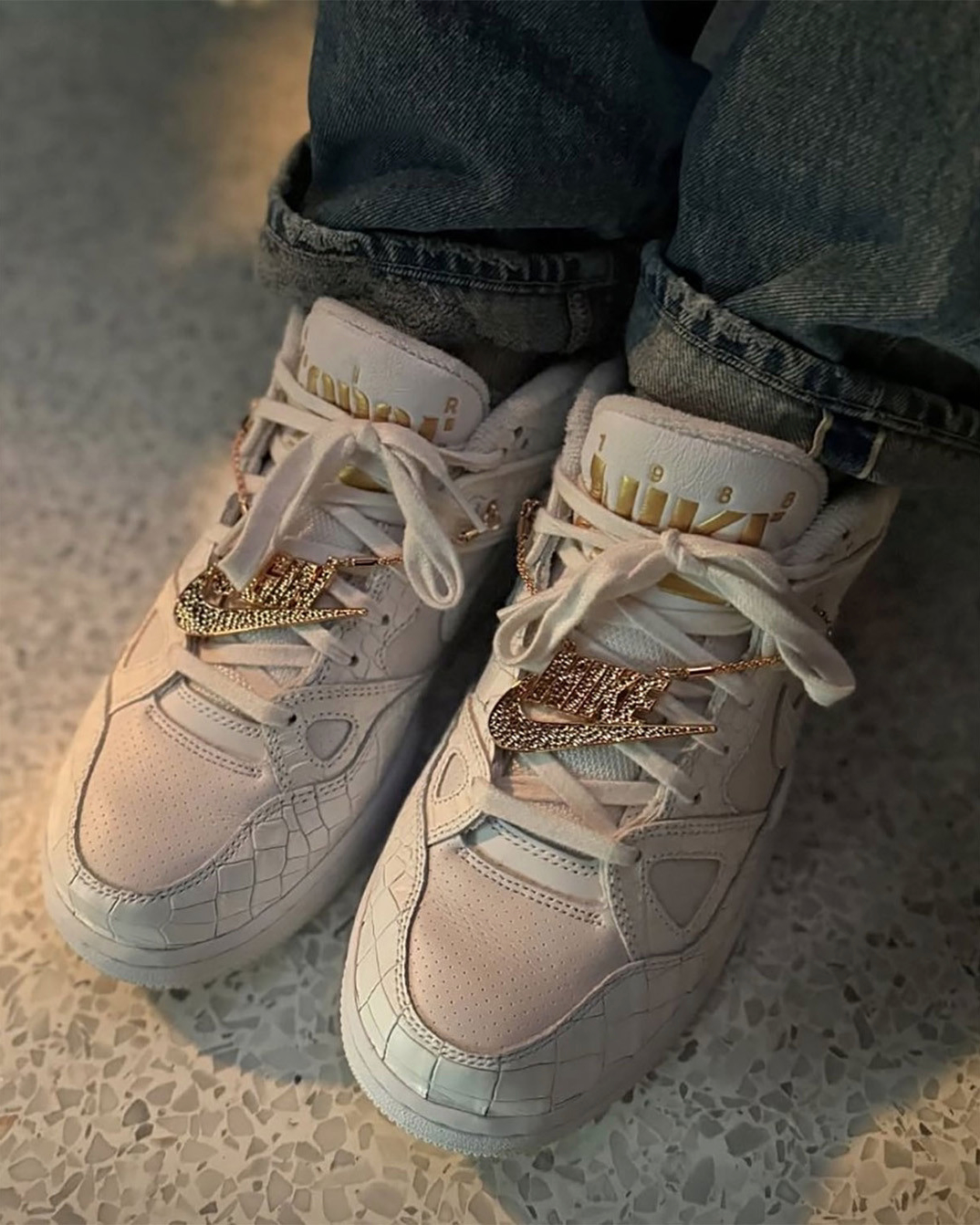 니고 x 나이키 에어포스3 'White Croc'🐊👟

니고(nigo)와 나이키(nike)의 차기 협업모델 에어포스3 'White Croc' 제품 이미지가 공개됬습니다.

화이트 레더 베이스에 악어가죽 텍스처, 골드 참으로 포인트를 더한 에어포스3 제품입니다.

아직 공식 발푠느 없지만 4월 24일 출시 예정으로 보입니다.

나이키와 니고의 다음 제품은?!😎 이미지