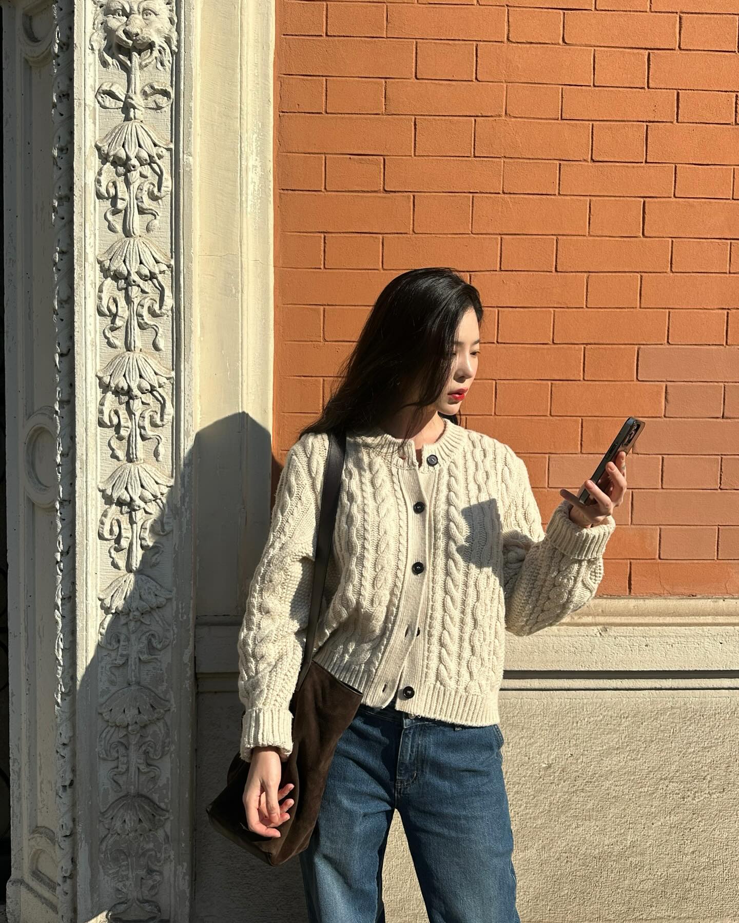 따라하고 싶은 장재인 데님 무드👖

셋업으로, 때론 포근한 니트와 함께하거나 과감한 무드로 시도하는 데님. 장재인의 데님 스타일은 힘을 뺀 듯 하면서도 섬세합니다. 이번 봄, 데님을 새롭게 입고 싶다면 그녀의 룩에서 힌트를 얻어보세요. 이미지7