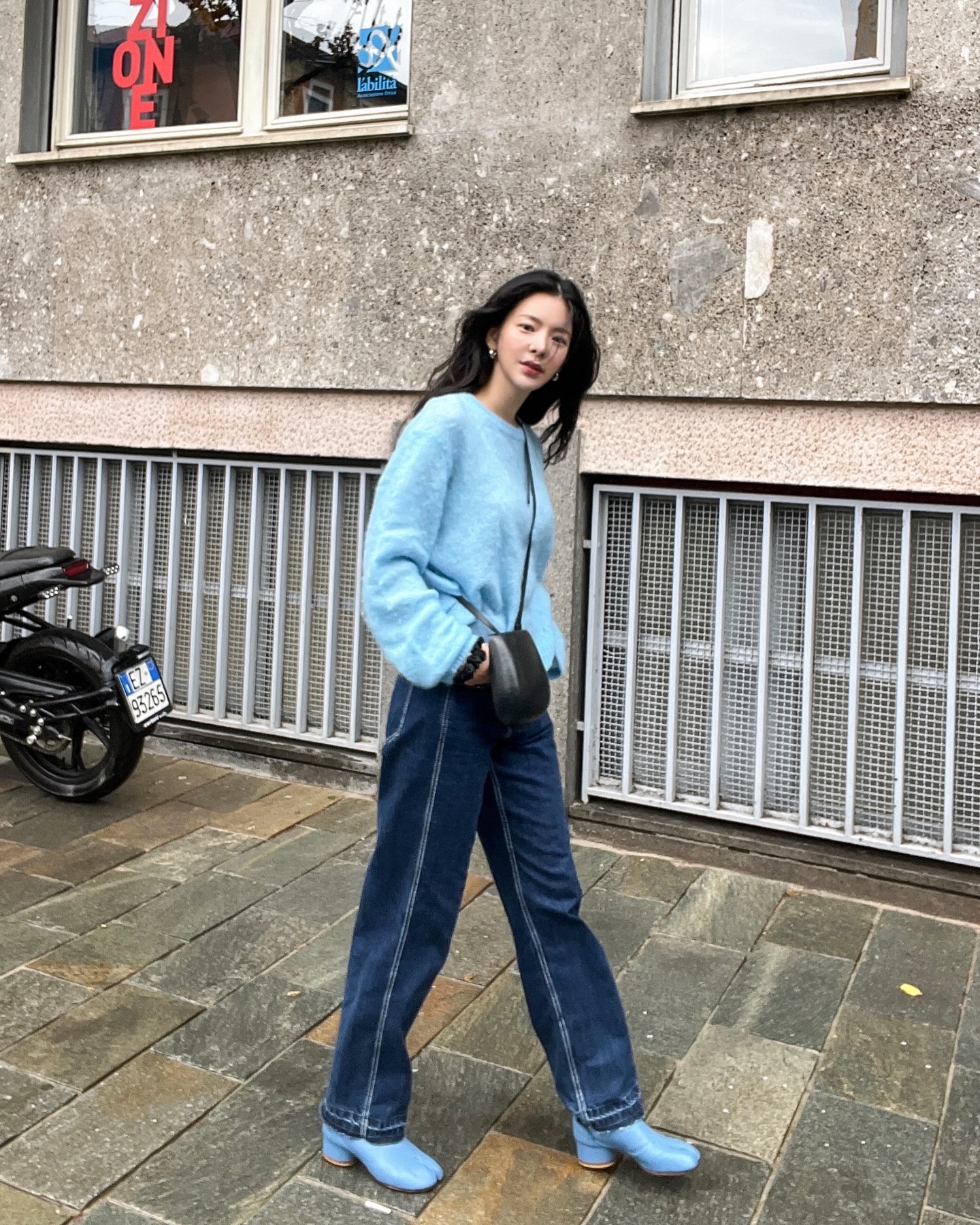 따라하고 싶은 장재인 데님 무드👖

셋업으로, 때론 포근한 니트와 함께하거나 과감한 무드로 시도하는 데님. 장재인의 데님 스타일은 힘을 뺀 듯 하면서도 섬세합니다. 이번 봄, 데님을 새롭게 입고 싶다면 그녀의 룩에서 힌트를 얻어보세요. 이미지4