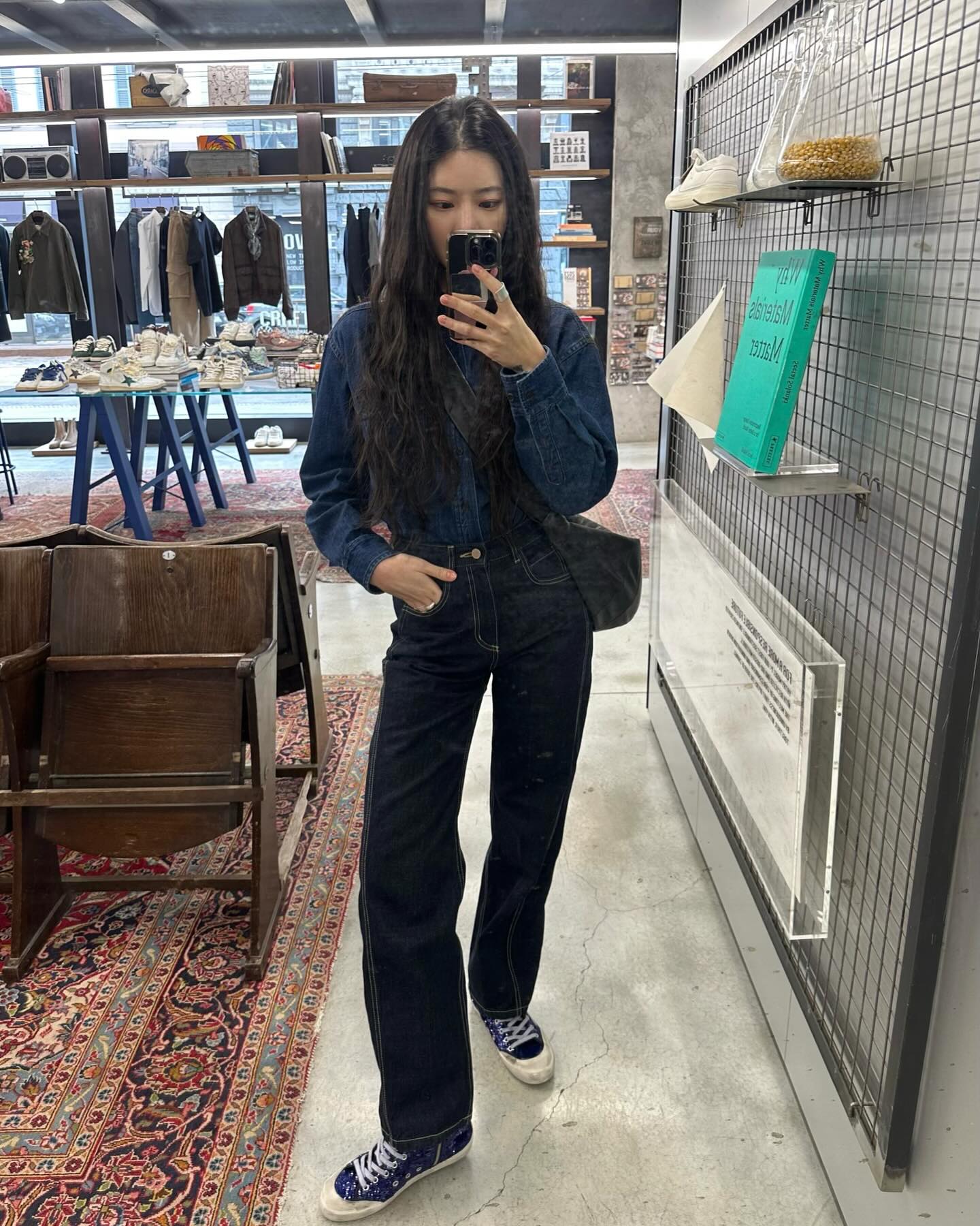 따라하고 싶은 장재인 데님 무드👖

셋업으로, 때론 포근한 니트와 함께하거나 과감한 무드로 시도하는 데님. 장재인의 데님 스타일은 힘을 뺀 듯 하면서도 섬세합니다. 이번 봄, 데님을 새롭게 입고 싶다면 그녀의 룩에서 힌트를 얻어보세요. 이미지9