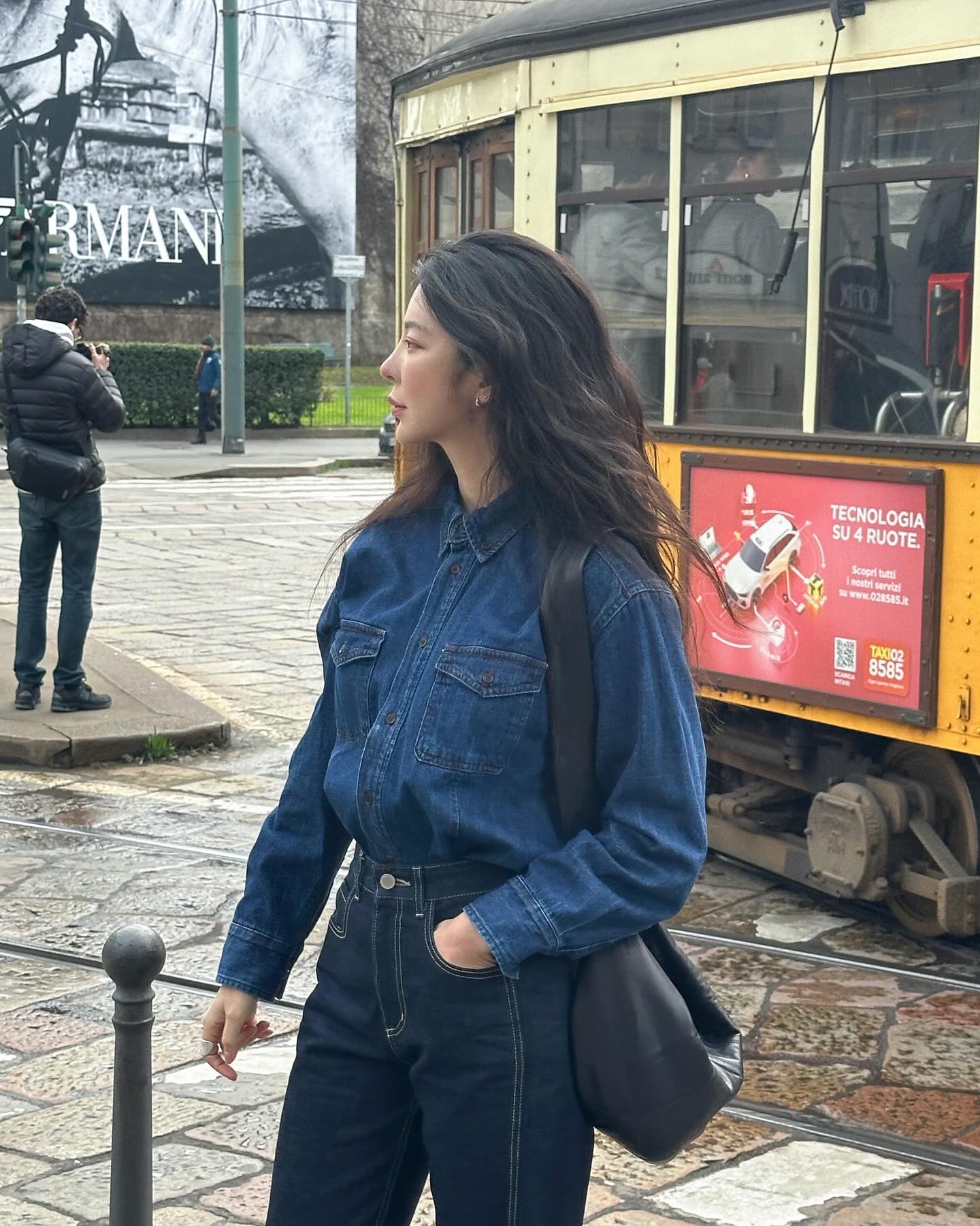 따라하고 싶은 장재인 데님 무드👖

셋업으로, 때론 포근한 니트와 함께하거나 과감한 무드로 시도하는 데님. 장재인의 데님 스타일은 힘을 뺀 듯 하면서도 섬세합니다. 이번 봄, 데님을 새롭게 입고 싶다면 그녀의 룩에서 힌트를 얻어보세요. 이미지3