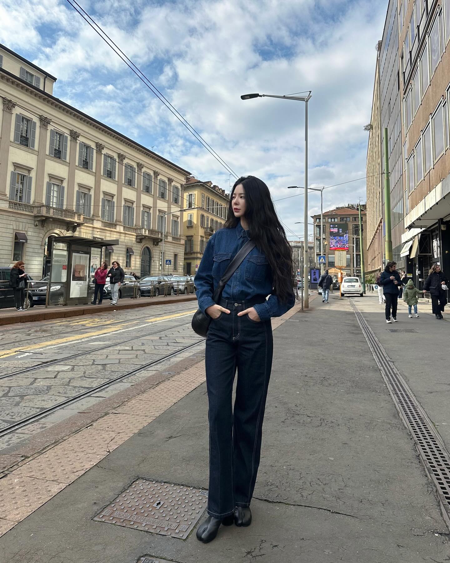따라하고 싶은 장재인 데님 무드👖

셋업으로, 때론 포근한 니트와 함께하거나 과감한 무드로 시도하는 데님. 장재인의 데님 스타일은 힘을 뺀 듯 하면서도 섬세합니다. 이번 봄, 데님을 새롭게 입고 싶다면 그녀의 룩에서 힌트를 얻어보세요. 이미지2