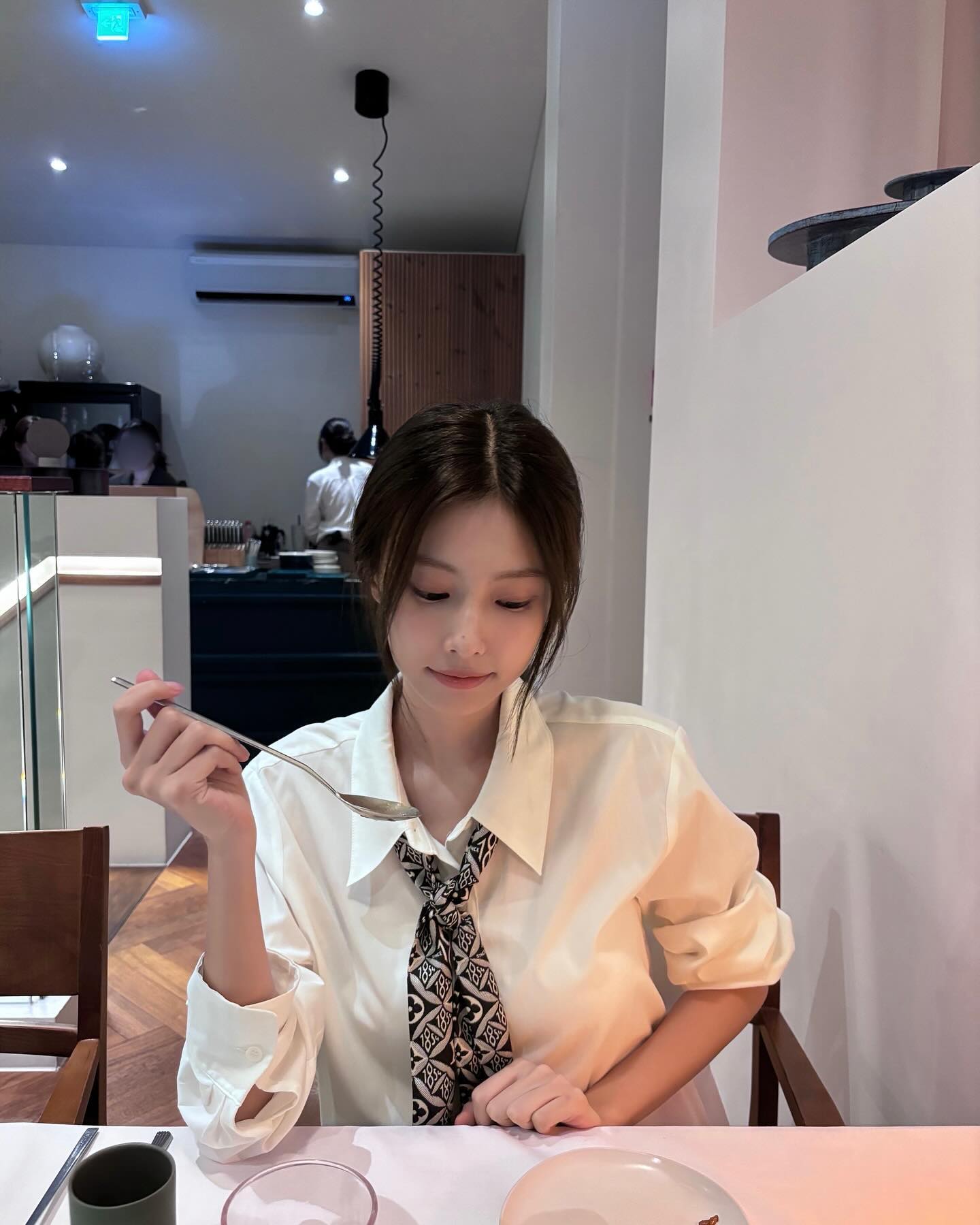 화이트 셔츠 분위기 내기🤍
여행, 일상에서 여리여리 무드 장착 필수템 이미지3