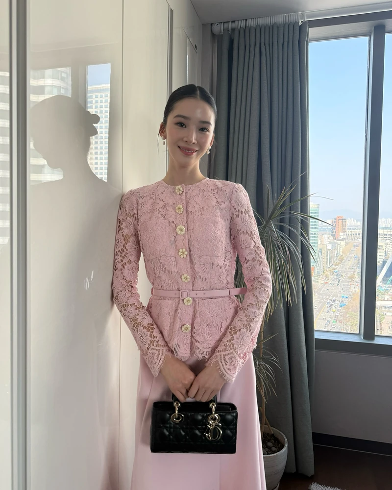 탐나는 아이린의 페미닌 무드👗
모델 아이린이 결혼을 앞두고 근황을 공개했는데요. 신혼집 인테리어, 예단 준비 등 결혼 준비에 정신 없는 일과 속에서도 빛난 그녀의 페미닌룩! 슬라이드를 넘겨 확인해보세요.
- 셀프포트레이트(Self-portrait)
핑크 테일러드 레이스 미디 드레스 / 84만 원대
-디올(dior)
레이디 디-조이 스몰백 / 650만 원 이미지2