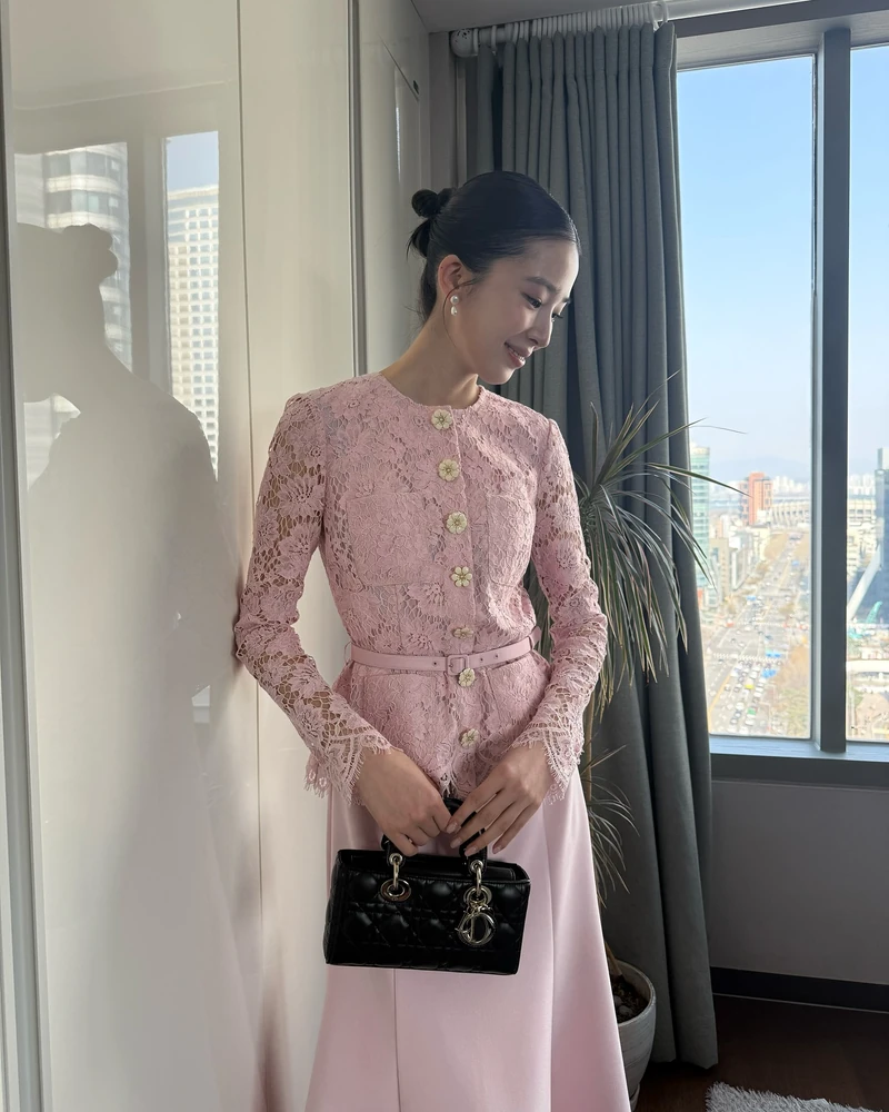 탐나는 아이린의 페미닌 무드👗
모델 아이린이 결혼을 앞두고 근황을 공개했는데요. 신혼집 인테리어, 예단 준비 등 결혼 준비에 정신 없는 일과 속에서도 빛난 그녀의 페미닌룩! 슬라이드를 넘겨 확인해보세요.
- 셀프포트레이트(Self-portrait)
핑크 테일러드 레이스 미디 드레스 / 84만 원대
-디올(dior)
레이디 디-조이 스몰백 / 650만 원 이미지1