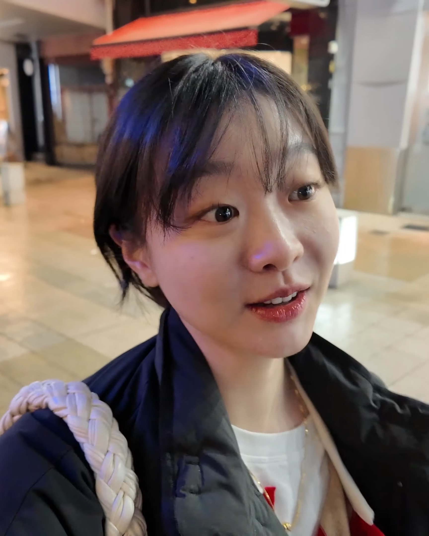 브이로그 데뷔한 극내향형 김다미🥲

배우 김다미가 SNS에 '브이로그는 어려워'라며 좌충우돌 브이로그 데뷔를 알렸습니다. 팬들은 '극내향형 여자가 팬들 생각해서 브이로그도 찍고 무물도 생각을 했다는게 너무 고맙고 기특해서 눈물난다'라는 반응을 보였는데요.

마치 세상 모든게 신기하고 궁금한 햄스터 한 마리 같은 김다미의 브이로그 한 토막, 슬라이드를 넘겨 확인해보세요🐹 이미지5