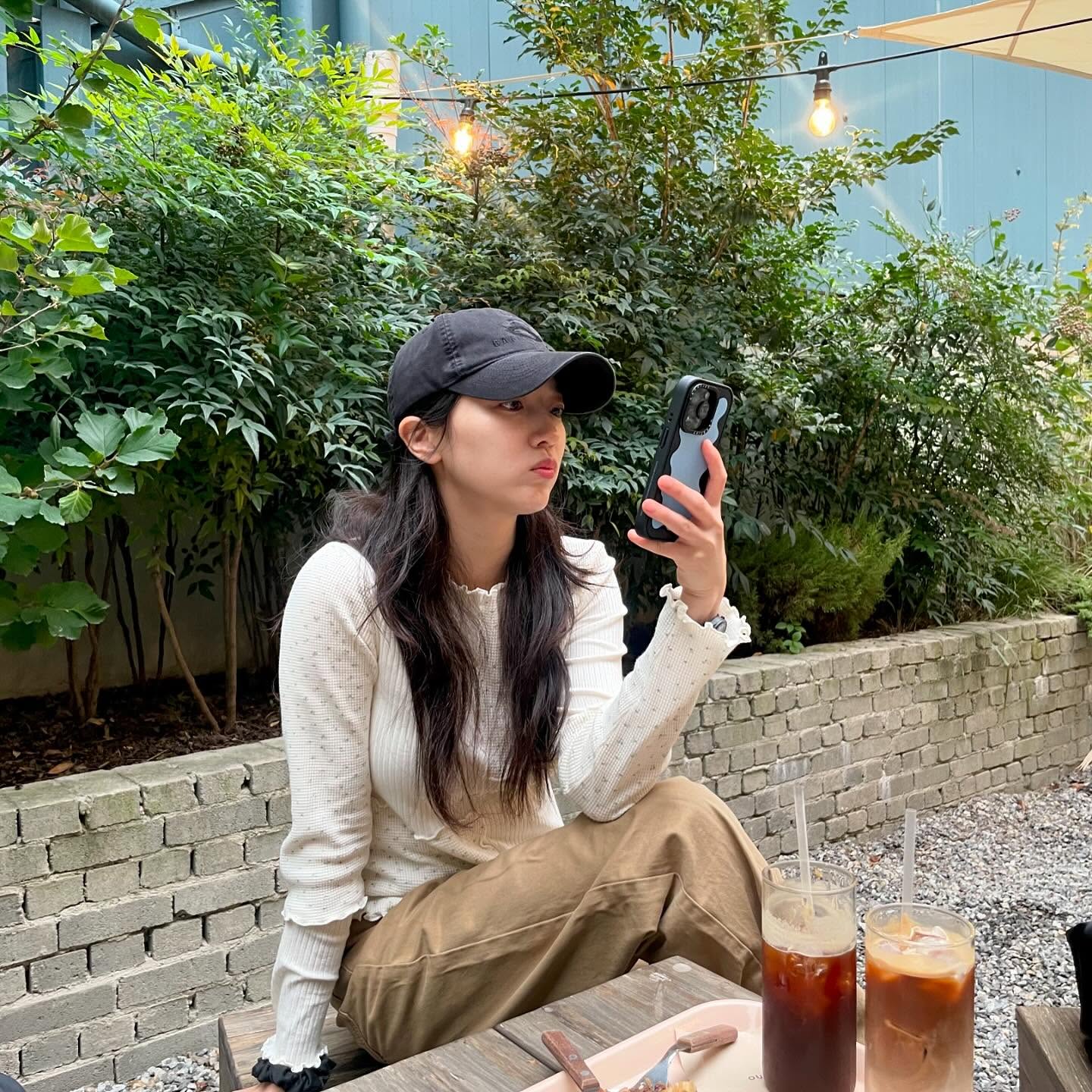 셀럽들이 즐겨 쓰는🧢 알록달록 볼캡 이미지6