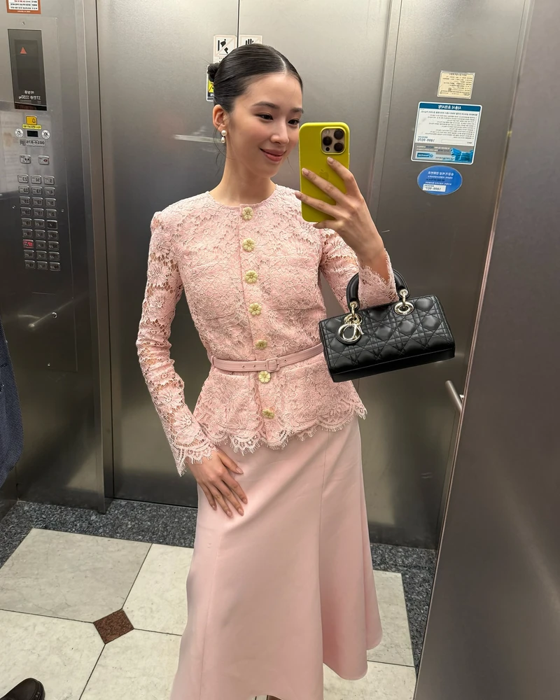 탐나는 아이린의 페미닌 무드👗
모델 아이린이 결혼을 앞두고 근황을 공개했는데요. 신혼집 인테리어, 예단 준비 등 결혼 준비에 정신 없는 일과 속에서도 빛난 그녀의 페미닌룩! 슬라이드를 넘겨 확인해보세요.
- 셀프포트레이트(Self-portrait)
핑크 테일러드 레이스 미디 드레스 / 84만 원대
-디올(dior)
레이디 디-조이 스몰백 / 650만 원 이미지3