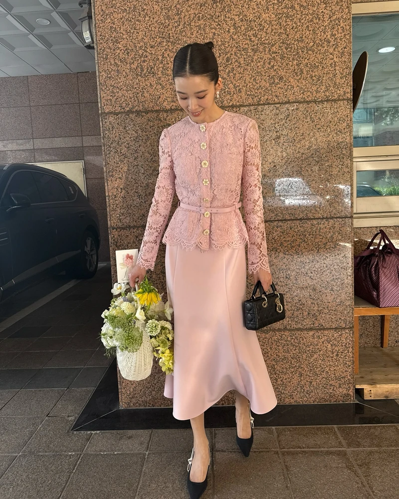 탐나는 아이린의 페미닌 무드👗
모델 아이린이 결혼을 앞두고 근황을 공개했는데요. 신혼집 인테리어, 예단 준비 등 결혼 준비에 정신 없는 일과 속에서도 빛난 그녀의 페미닌룩! 슬라이드를 넘겨 확인해보세요.
- 셀프포트레이트(Self-portrait)
핑크 테일러드 레이스 미디 드레스 / 84만 원대
-디올(dior)
레이디 디-조이 스몰백 / 650만 원 이미지5