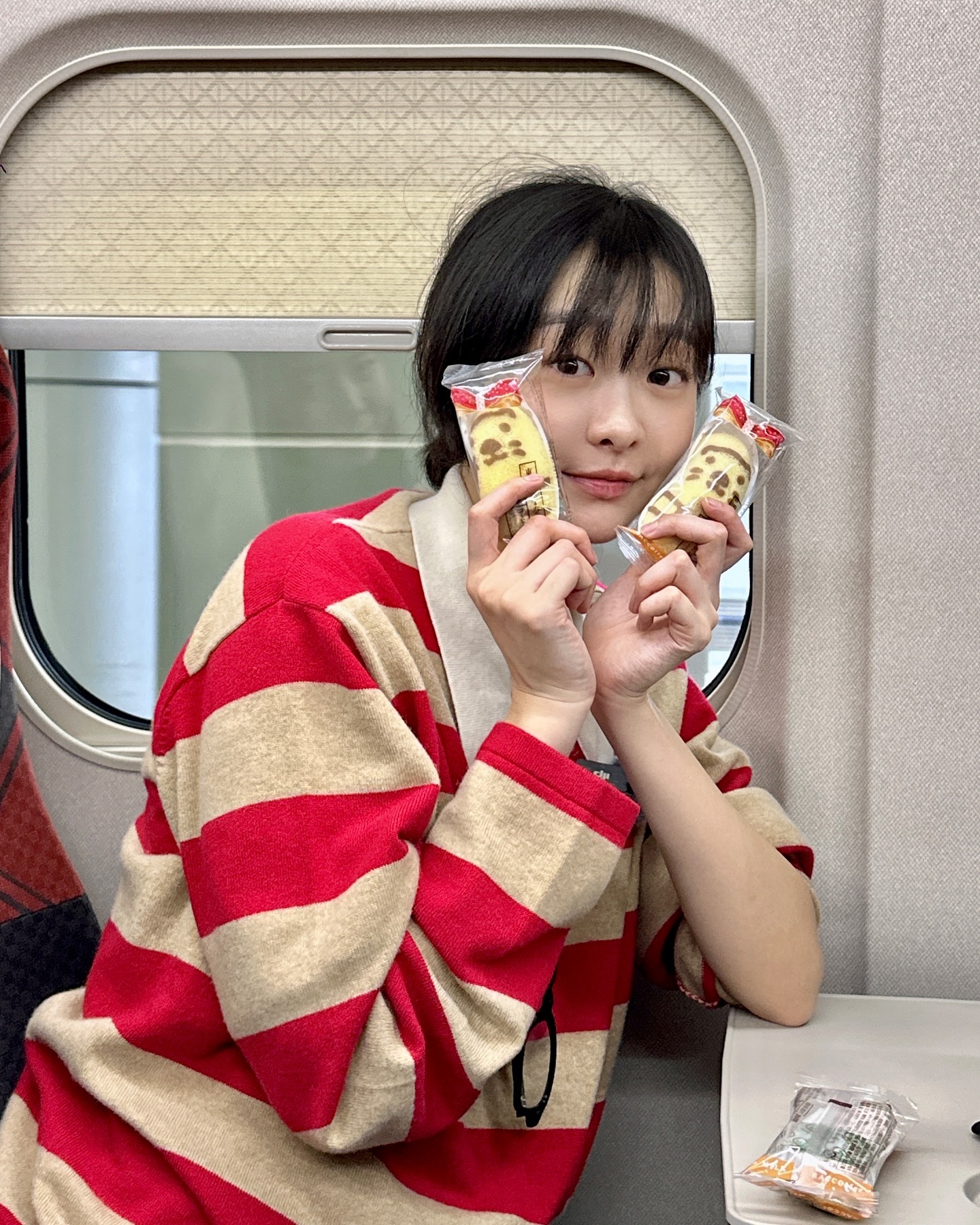 브이로그 데뷔한 극내향형 김다미🥲

배우 김다미가 SNS에 '브이로그는 어려워'라며 좌충우돌 브이로그 데뷔를 알렸습니다. 팬들은 '극내향형 여자가 팬들 생각해서 브이로그도 찍고 무물도 생각을 했다는게 너무 고맙고 기특해서 눈물난다'라는 반응을 보였는데요.

마치 세상 모든게 신기하고 궁금한 햄스터 한 마리 같은 김다미의 브이로그 한 토막, 슬라이드를 넘겨 확인해보세요🐹 이미지7