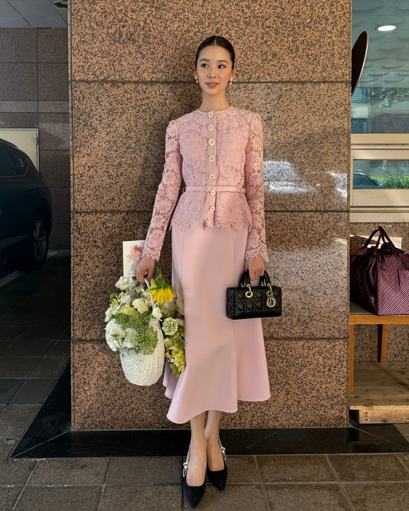 탐나는 아이린의 페미닌 무드👗
모델 아이린이 결혼을 앞두고 근황을 공개했는데요. 신혼집 인테리어, 예단 준비 등 결혼 준비에 정신 없는 일과 속에서도 빛난 그녀의 페미닌룩! 슬라이드를 넘겨 확인해보세요.
- 셀프포트레이트(Self-portrait)
핑크 테일러드 레이스 미디 드레스 / 84만 원대
-디올(dior)
레이디 디-조이 스몰백 / 650만 원 이미지4