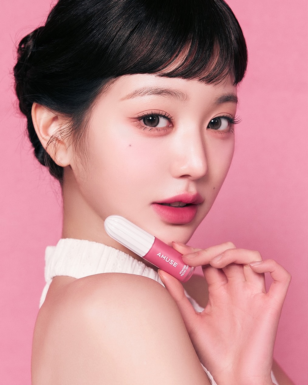  장원영이 광고계 접수한 이유?🌟

지금 광고계에서 가장 뜨거운 이름은 단연 장원영입니다. 단순히 하나의 브랜드가 아닌, 다양한 업계에서 동시에 러브콜을 보내고 있는 그녀는 그야말로 전방위 뮤즈로 활약 중인데요. 스포티한 아웃도어부터 감성 코스메틱, 뷰티 디바이스까지. 장원영이 손 닿는 브랜드마다 화제를 불러일으키고 있습니다.

현재 장원영은 아웃도어 브랜드 ‘아이더’, 글로벌 캐주얼 ‘타미힐피거’, 메이크업 브랜드 ‘어뮤즈’, 콘택트렌즈 브랜드 ‘하파크리스틴’, 뷰티 디바이스 ‘다이슨’, 스킨케어 브랜드 ‘이니스프리’의 얼굴로 활약하고 있습니다. 분야만 봐도 알 수 있듯, 뷰티·패션·라이프스타일까지 넘나드는 그녀의 영향력은 전방위적입니다. 특히 각 브랜드마다 분위기와 콘셉트를 완벽하게 소화해내며 ‘장원영이 곧 브랜드 무드’라는 말이 나올 정도죠.

그녀가 브랜드 뮤즈로서 주목받는 이유는 단지 외모나 인기 때문만은 아닙니다. 다양한 스타일을 자유자재로 소화할 수 있는 스타일링 소화력, 브랜드와의 시너지, 그리고 무엇보다 MZ세대와의 공감대를 완벽히 꿰뚫는 이미지 덕분인데요. 지금 이 순간, 트렌드에 민감한 브랜드들이 장원영을 찾는 건 어쩌면 당연한 흐름일지도 모릅니다. 이미지4
