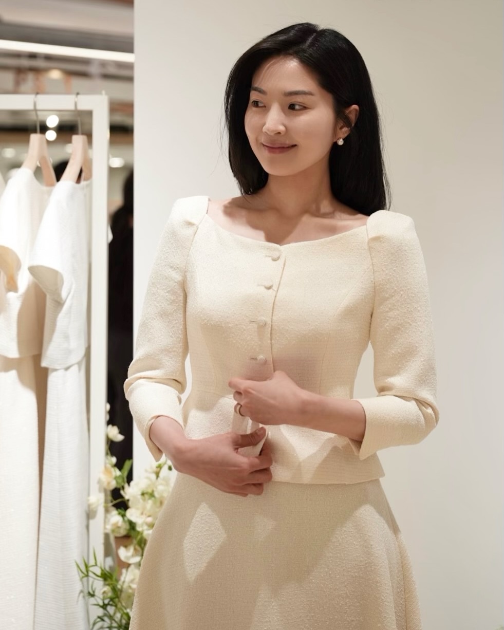 결혼식 때 뭐입지?!🤍🩷@알려줄게
단아함 정석 류이서 언니가 요즘 보여준🌸👗하객룩 넘 예뻐요!

류이서의 단정한 착장이 올봄 하객룩 스타일에 확실한 기준을 제시합니다.

하객룩이 고민되는 시즌, 류이서의 착장이 단정하면서도 우아한 무드로 주목받고 있습니다. 그녀가 선택한 웰 페플럼 자켓과 플레어 스커트는 세련된 실루엣과 깔끔한 디테일로 격식 있는 자리에 잘 어울리며, 핑크 컬러의 로잘리 가디건은 룩에 은은한 사랑스러움을 더해줍니다.

아이보리, 연핑크, 블랙 등 차분한 색감과 트위드 소재, 버튼 디테일, 허리선 절개 같은 구조적 포인트가 더해져 전체적인 인상은 ‘단아함’ 그 자체입니다. 토와브의 ‘핑크 드레스’나 ‘메리 타이 드레스’는 각각 단독 착장으로도 충분히 포멀한 분위기를 연출할 수 있습니다.

부담 없이 따라 할 수 있는 현실적인 스타일이라는 점에서 눈길을 끕니다. 류이서의 분위기와 자연스럽게 어우러진 아이템과 스타일링을 참고하면, 격식 있는 자리에서도 과하지 않게 단정한 인상을 연출할 수 있습니다. 이미지2