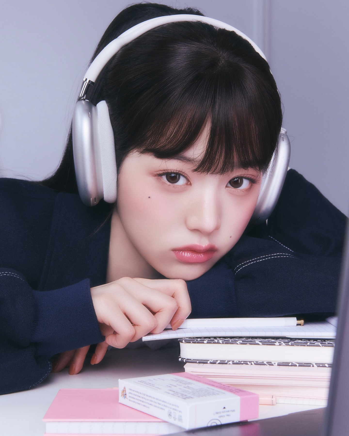  장원영이 광고계 접수한 이유?🌟

지금 광고계에서 가장 뜨거운 이름은 단연 장원영입니다. 단순히 하나의 브랜드가 아닌, 다양한 업계에서 동시에 러브콜을 보내고 있는 그녀는 그야말로 전방위 뮤즈로 활약 중인데요. 스포티한 아웃도어부터 감성 코스메틱, 뷰티 디바이스까지. 장원영이 손 닿는 브랜드마다 화제를 불러일으키고 있습니다.

현재 장원영은 아웃도어 브랜드 ‘아이더’, 글로벌 캐주얼 ‘타미힐피거’, 메이크업 브랜드 ‘어뮤즈’, 콘택트렌즈 브랜드 ‘하파크리스틴’, 뷰티 디바이스 ‘다이슨’, 스킨케어 브랜드 ‘이니스프리’의 얼굴로 활약하고 있습니다. 분야만 봐도 알 수 있듯, 뷰티·패션·라이프스타일까지 넘나드는 그녀의 영향력은 전방위적입니다. 특히 각 브랜드마다 분위기와 콘셉트를 완벽하게 소화해내며 ‘장원영이 곧 브랜드 무드’라는 말이 나올 정도죠.

그녀가 브랜드 뮤즈로서 주목받는 이유는 단지 외모나 인기 때문만은 아닙니다. 다양한 스타일을 자유자재로 소화할 수 있는 스타일링 소화력, 브랜드와의 시너지, 그리고 무엇보다 MZ세대와의 공감대를 완벽히 꿰뚫는 이미지 덕분인데요. 지금 이 순간, 트렌드에 민감한 브랜드들이 장원영을 찾는 건 어쩌면 당연한 흐름일지도 모릅니다. 이미지7