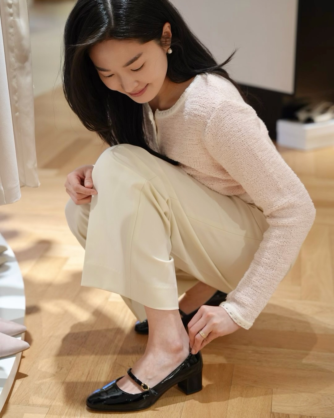 결혼식 때 뭐입지?!🤍🩷@알려줄게
단아함 정석 류이서 언니가 요즘 보여준🌸👗하객룩 넘 예뻐요!

류이서의 단정한 착장이 올봄 하객룩 스타일에 확실한 기준을 제시합니다.

하객룩이 고민되는 시즌, 류이서의 착장이 단정하면서도 우아한 무드로 주목받고 있습니다. 그녀가 선택한 웰 페플럼 자켓과 플레어 스커트는 세련된 실루엣과 깔끔한 디테일로 격식 있는 자리에 잘 어울리며, 핑크 컬러의 로잘리 가디건은 룩에 은은한 사랑스러움을 더해줍니다.

아이보리, 연핑크, 블랙 등 차분한 색감과 트위드 소재, 버튼 디테일, 허리선 절개 같은 구조적 포인트가 더해져 전체적인 인상은 ‘단아함’ 그 자체입니다. 토와브의 ‘핑크 드레스’나 ‘메리 타이 드레스’는 각각 단독 착장으로도 충분히 포멀한 분위기를 연출할 수 있습니다.

부담 없이 따라 할 수 있는 현실적인 스타일이라는 점에서 눈길을 끕니다. 류이서의 분위기와 자연스럽게 어우러진 아이템과 스타일링을 참고하면, 격식 있는 자리에서도 과하지 않게 단정한 인상을 연출할 수 있습니다. 이미지5