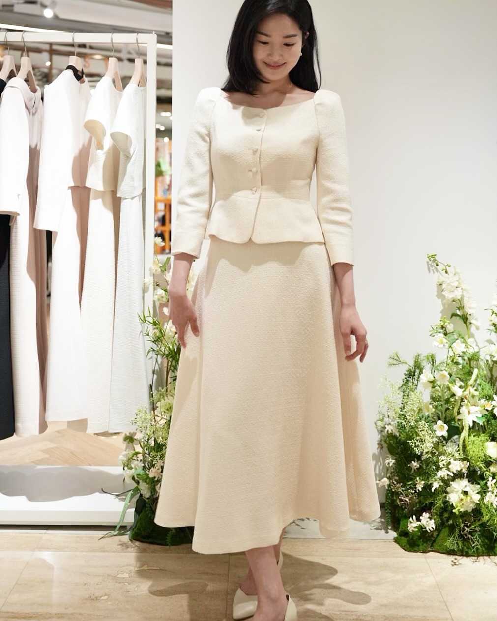 결혼식 때 뭐입지?!🤍🩷@알려줄게
단아함 정석 류이서 언니가 요즘 보여준🌸👗하객룩 넘 예뻐요!

류이서의 단정한 착장이 올봄 하객룩 스타일에 확실한 기준을 제시합니다.

하객룩이 고민되는 시즌, 류이서의 착장이 단정하면서도 우아한 무드로 주목받고 있습니다. 그녀가 선택한 웰 페플럼 자켓과 플레어 스커트는 세련된 실루엣과 깔끔한 디테일로 격식 있는 자리에 잘 어울리며, 핑크 컬러의 로잘리 가디건은 룩에 은은한 사랑스러움을 더해줍니다.

아이보리, 연핑크, 블랙 등 차분한 색감과 트위드 소재, 버튼 디테일, 허리선 절개 같은 구조적 포인트가 더해져 전체적인 인상은 ‘단아함’ 그 자체입니다. 토와브의 ‘핑크 드레스’나 ‘메리 타이 드레스’는 각각 단독 착장으로도 충분히 포멀한 분위기를 연출할 수 있습니다.

부담 없이 따라 할 수 있는 현실적인 스타일이라는 점에서 눈길을 끕니다. 류이서의 분위기와 자연스럽게 어우러진 아이템과 스타일링을 참고하면, 격식 있는 자리에서도 과하지 않게 단정한 인상을 연출할 수 있습니다. 이미지3