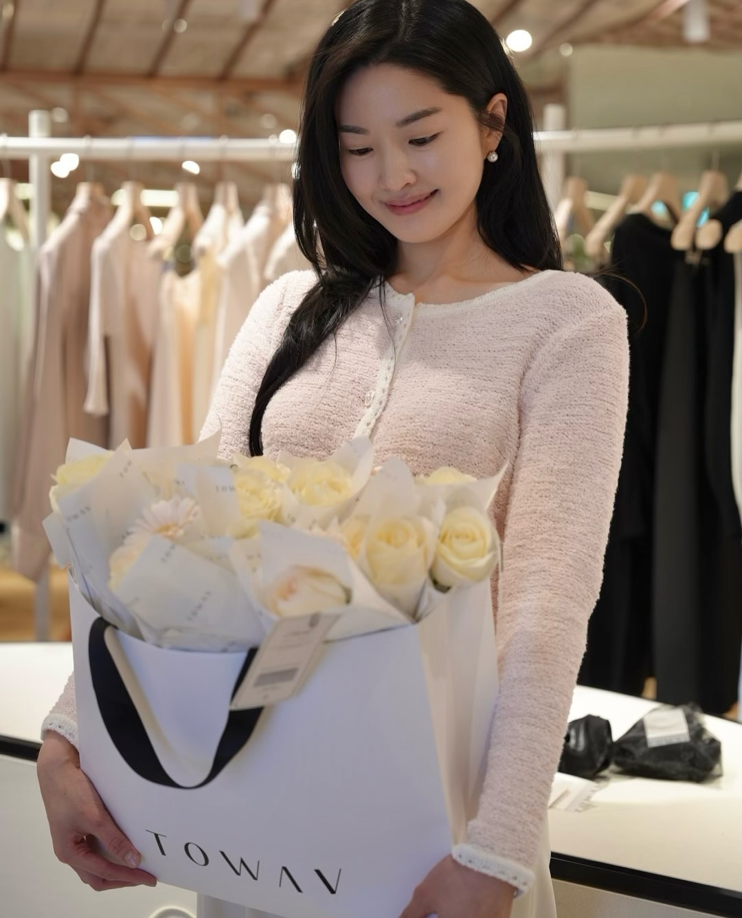 결혼식 때 뭐입지?!🤍🩷@알려줄게
단아함 정석 류이서 언니가 요즘 보여준🌸👗하객룩 넘 예뻐요!

류이서의 단정한 착장이 올봄 하객룩 스타일에 확실한 기준을 제시합니다.

하객룩이 고민되는 시즌, 류이서의 착장이 단정하면서도 우아한 무드로 주목받고 있습니다. 그녀가 선택한 웰 페플럼 자켓과 플레어 스커트는 세련된 실루엣과 깔끔한 디테일로 격식 있는 자리에 잘 어울리며, 핑크 컬러의 로잘리 가디건은 룩에 은은한 사랑스러움을 더해줍니다.

아이보리, 연핑크, 블랙 등 차분한 색감과 트위드 소재, 버튼 디테일, 허리선 절개 같은 구조적 포인트가 더해져 전체적인 인상은 ‘단아함’ 그 자체입니다. 토와브의 ‘핑크 드레스’나 ‘메리 타이 드레스’는 각각 단독 착장으로도 충분히 포멀한 분위기를 연출할 수 있습니다.

부담 없이 따라 할 수 있는 현실적인 스타일이라는 점에서 눈길을 끕니다. 류이서의 분위기와 자연스럽게 어우러진 아이템과 스타일링을 참고하면, 격식 있는 자리에서도 과하지 않게 단정한 인상을 연출할 수 있습니다. 이미지