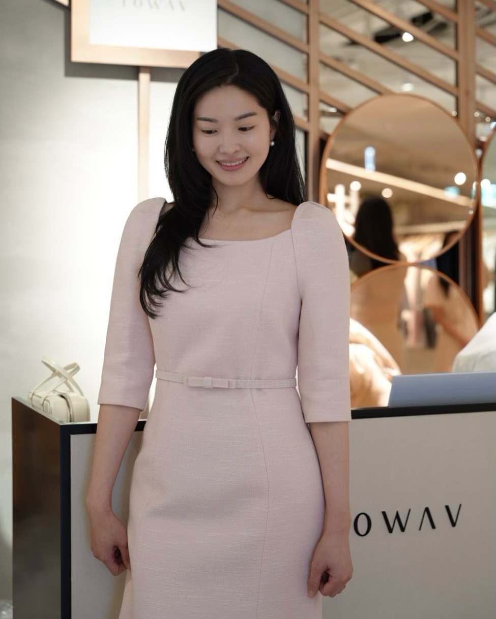 결혼식 때 뭐입지?!🤍🩷@알려줄게
단아함 정석 류이서 언니가 요즘 보여준🌸👗하객룩 넘 예뻐요!

류이서의 단정한 착장이 올봄 하객룩 스타일에 확실한 기준을 제시합니다.

하객룩이 고민되는 시즌, 류이서의 착장이 단정하면서도 우아한 무드로 주목받고 있습니다. 그녀가 선택한 웰 페플럼 자켓과 플레어 스커트는 세련된 실루엣과 깔끔한 디테일로 격식 있는 자리에 잘 어울리며, 핑크 컬러의 로잘리 가디건은 룩에 은은한 사랑스러움을 더해줍니다.

아이보리, 연핑크, 블랙 등 차분한 색감과 트위드 소재, 버튼 디테일, 허리선 절개 같은 구조적 포인트가 더해져 전체적인 인상은 ‘단아함’ 그 자체입니다. 토와브의 ‘핑크 드레스’나 ‘메리 타이 드레스’는 각각 단독 착장으로도 충분히 포멀한 분위기를 연출할 수 있습니다.

부담 없이 따라 할 수 있는 현실적인 스타일이라는 점에서 눈길을 끕니다. 류이서의 분위기와 자연스럽게 어우러진 아이템과 스타일링을 참고하면, 격식 있는 자리에서도 과하지 않게 단정한 인상을 연출할 수 있습니다. 이미지8