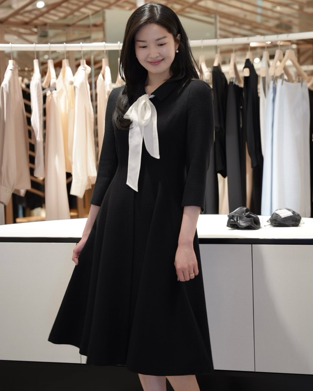 결혼식 때 뭐입지?!🤍🩷@알려줄게
단아함 정석 류이서 언니가 요즘 보여준🌸👗하객룩 넘 예뻐요!

류이서의 단정한 착장이 올봄 하객룩 스타일에 확실한 기준을 제시합니다.

하객룩이 고민되는 시즌, 류이서의 착장이 단정하면서도 우아한 무드로 주목받고 있습니다. 그녀가 선택한 웰 페플럼 자켓과 플레어 스커트는 세련된 실루엣과 깔끔한 디테일로 격식 있는 자리에 잘 어울리며, 핑크 컬러의 로잘리 가디건은 룩에 은은한 사랑스러움을 더해줍니다.

아이보리, 연핑크, 블랙 등 차분한 색감과 트위드 소재, 버튼 디테일, 허리선 절개 같은 구조적 포인트가 더해져 전체적인 인상은 ‘단아함’ 그 자체입니다. 토와브의 ‘핑크 드레스’나 ‘메리 타이 드레스’는 각각 단독 착장으로도 충분히 포멀한 분위기를 연출할 수 있습니다.

부담 없이 따라 할 수 있는 현실적인 스타일이라는 점에서 눈길을 끕니다. 류이서의 분위기와 자연스럽게 어우러진 아이템과 스타일링을 참고하면, 격식 있는 자리에서도 과하지 않게 단정한 인상을 연출할 수 있습니다. 이미지10