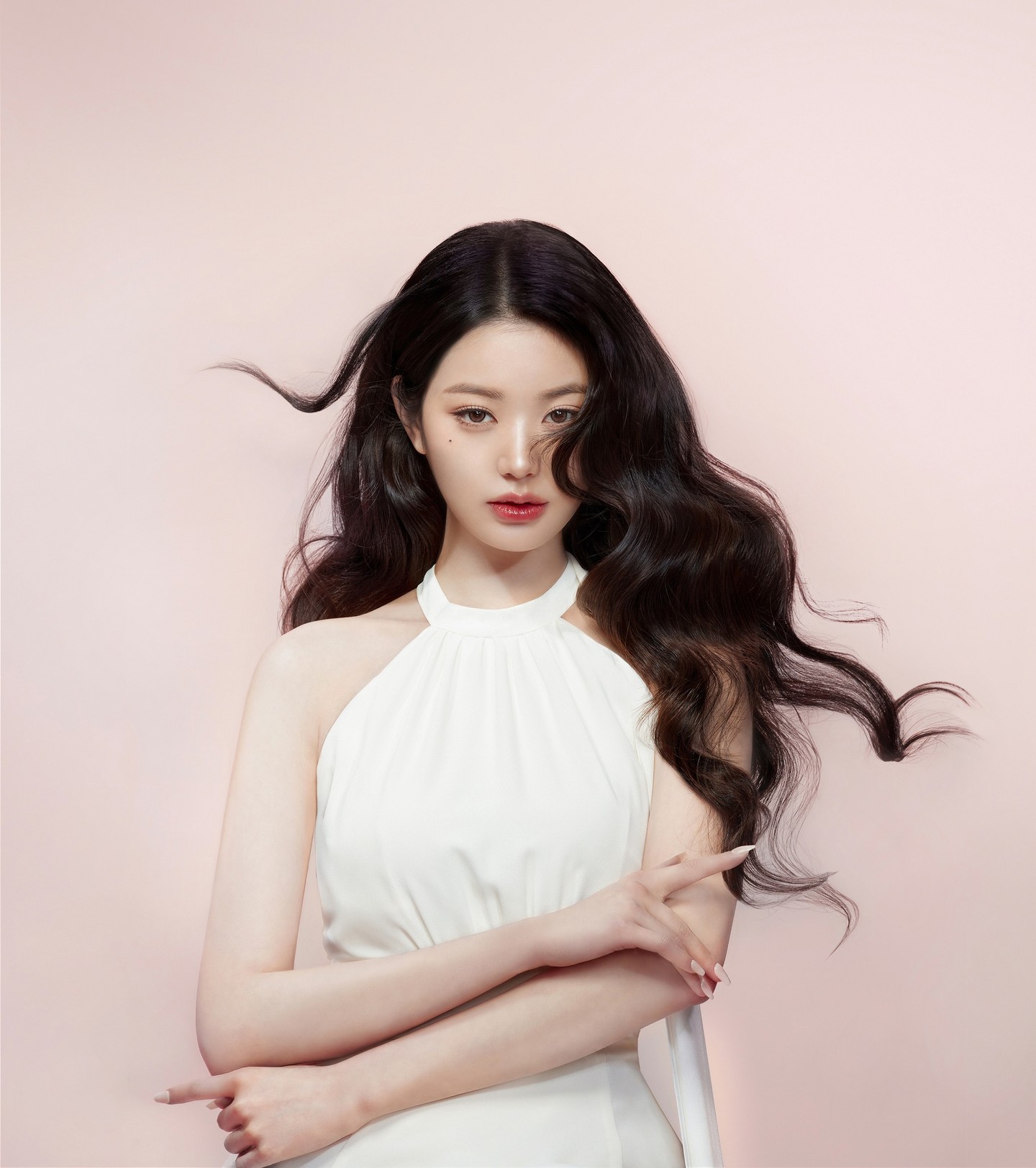  장원영이 광고계 접수한 이유?🌟

지금 광고계에서 가장 뜨거운 이름은 단연 장원영입니다. 단순히 하나의 브랜드가 아닌, 다양한 업계에서 동시에 러브콜을 보내고 있는 그녀는 그야말로 전방위 뮤즈로 활약 중인데요. 스포티한 아웃도어부터 감성 코스메틱, 뷰티 디바이스까지. 장원영이 손 닿는 브랜드마다 화제를 불러일으키고 있습니다.

현재 장원영은 아웃도어 브랜드 ‘아이더’, 글로벌 캐주얼 ‘타미힐피거’, 메이크업 브랜드 ‘어뮤즈’, 콘택트렌즈 브랜드 ‘하파크리스틴’, 뷰티 디바이스 ‘다이슨’, 스킨케어 브랜드 ‘이니스프리’의 얼굴로 활약하고 있습니다. 분야만 봐도 알 수 있듯, 뷰티·패션·라이프스타일까지 넘나드는 그녀의 영향력은 전방위적입니다. 특히 각 브랜드마다 분위기와 콘셉트를 완벽하게 소화해내며 ‘장원영이 곧 브랜드 무드’라는 말이 나올 정도죠.

그녀가 브랜드 뮤즈로서 주목받는 이유는 단지 외모나 인기 때문만은 아닙니다. 다양한 스타일을 자유자재로 소화할 수 있는 스타일링 소화력, 브랜드와의 시너지, 그리고 무엇보다 MZ세대와의 공감대를 완벽히 꿰뚫는 이미지 덕분인데요. 지금 이 순간, 트렌드에 민감한 브랜드들이 장원영을 찾는 건 어쩌면 당연한 흐름일지도 모릅니다. 이미지2