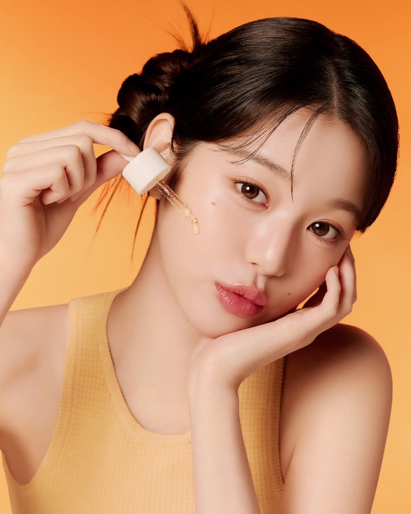  장원영이 광고계 접수한 이유?🌟

지금 광고계에서 가장 뜨거운 이름은 단연 장원영입니다. 단순히 하나의 브랜드가 아닌, 다양한 업계에서 동시에 러브콜을 보내고 있는 그녀는 그야말로 전방위 뮤즈로 활약 중인데요. 스포티한 아웃도어부터 감성 코스메틱, 뷰티 디바이스까지. 장원영이 손 닿는 브랜드마다 화제를 불러일으키고 있습니다.

현재 장원영은 아웃도어 브랜드 ‘아이더’, 글로벌 캐주얼 ‘타미힐피거’, 메이크업 브랜드 ‘어뮤즈’, 콘택트렌즈 브랜드 ‘하파크리스틴’, 뷰티 디바이스 ‘다이슨’, 스킨케어 브랜드 ‘이니스프리’의 얼굴로 활약하고 있습니다. 분야만 봐도 알 수 있듯, 뷰티·패션·라이프스타일까지 넘나드는 그녀의 영향력은 전방위적입니다. 특히 각 브랜드마다 분위기와 콘셉트를 완벽하게 소화해내며 ‘장원영이 곧 브랜드 무드’라는 말이 나올 정도죠.

그녀가 브랜드 뮤즈로서 주목받는 이유는 단지 외모나 인기 때문만은 아닙니다. 다양한 스타일을 자유자재로 소화할 수 있는 스타일링 소화력, 브랜드와의 시너지, 그리고 무엇보다 MZ세대와의 공감대를 완벽히 꿰뚫는 이미지 덕분인데요. 지금 이 순간, 트렌드에 민감한 브랜드들이 장원영을 찾는 건 어쩌면 당연한 흐름일지도 모릅니다. 이미지