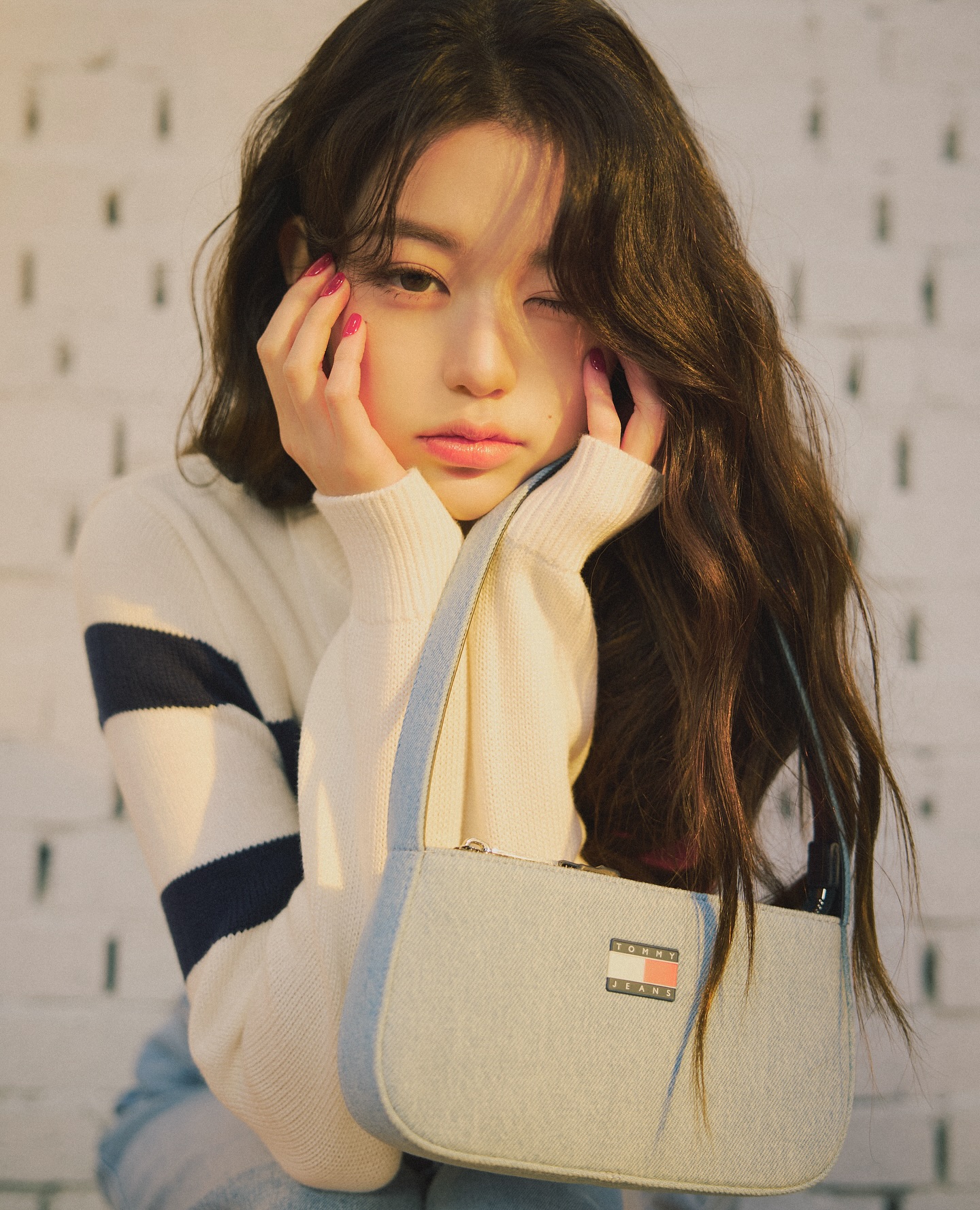  장원영이 광고계 접수한 이유?🌟

지금 광고계에서 가장 뜨거운 이름은 단연 장원영입니다. 단순히 하나의 브랜드가 아닌, 다양한 업계에서 동시에 러브콜을 보내고 있는 그녀는 그야말로 전방위 뮤즈로 활약 중인데요. 스포티한 아웃도어부터 감성 코스메틱, 뷰티 디바이스까지. 장원영이 손 닿는 브랜드마다 화제를 불러일으키고 있습니다.

현재 장원영은 아웃도어 브랜드 ‘아이더’, 글로벌 캐주얼 ‘타미힐피거’, 메이크업 브랜드 ‘어뮤즈’, 콘택트렌즈 브랜드 ‘하파크리스틴’, 뷰티 디바이스 ‘다이슨’, 스킨케어 브랜드 ‘이니스프리’의 얼굴로 활약하고 있습니다. 분야만 봐도 알 수 있듯, 뷰티·패션·라이프스타일까지 넘나드는 그녀의 영향력은 전방위적입니다. 특히 각 브랜드마다 분위기와 콘셉트를 완벽하게 소화해내며 ‘장원영이 곧 브랜드 무드’라는 말이 나올 정도죠.

그녀가 브랜드 뮤즈로서 주목받는 이유는 단지 외모나 인기 때문만은 아닙니다. 다양한 스타일을 자유자재로 소화할 수 있는 스타일링 소화력, 브랜드와의 시너지, 그리고 무엇보다 MZ세대와의 공감대를 완벽히 꿰뚫는 이미지 덕분인데요. 지금 이 순간, 트렌드에 민감한 브랜드들이 장원영을 찾는 건 어쩌면 당연한 흐름일지도 모릅니다. 이미지3