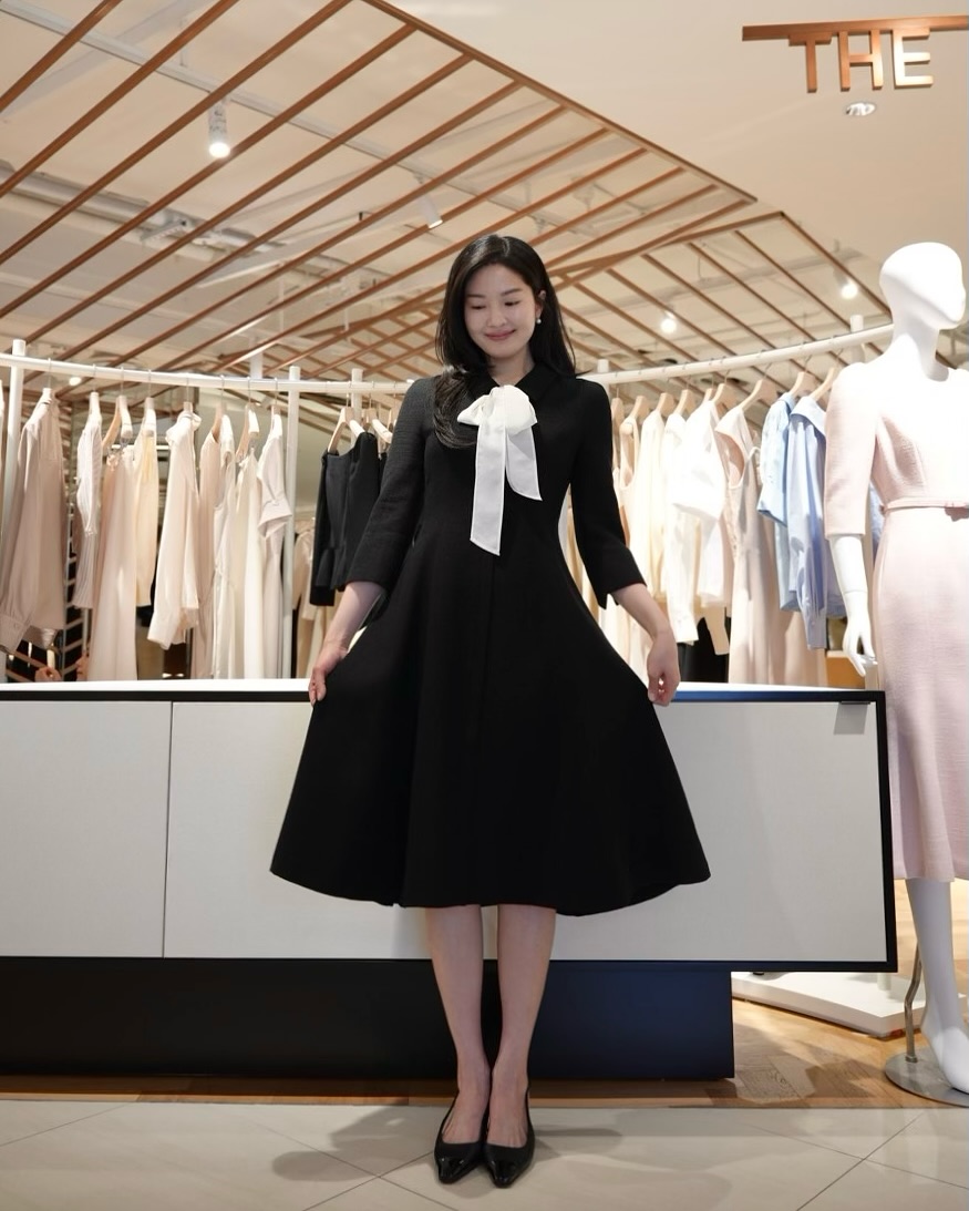 결혼식 때 뭐입지?!🤍🩷@알려줄게
단아함 정석 류이서 언니가 요즘 보여준🌸👗하객룩 넘 예뻐요!

류이서의 단정한 착장이 올봄 하객룩 스타일에 확실한 기준을 제시합니다.

하객룩이 고민되는 시즌, 류이서의 착장이 단정하면서도 우아한 무드로 주목받고 있습니다. 그녀가 선택한 웰 페플럼 자켓과 플레어 스커트는 세련된 실루엣과 깔끔한 디테일로 격식 있는 자리에 잘 어울리며, 핑크 컬러의 로잘리 가디건은 룩에 은은한 사랑스러움을 더해줍니다.

아이보리, 연핑크, 블랙 등 차분한 색감과 트위드 소재, 버튼 디테일, 허리선 절개 같은 구조적 포인트가 더해져 전체적인 인상은 ‘단아함’ 그 자체입니다. 토와브의 ‘핑크 드레스’나 ‘메리 타이 드레스’는 각각 단독 착장으로도 충분히 포멀한 분위기를 연출할 수 있습니다.

부담 없이 따라 할 수 있는 현실적인 스타일이라는 점에서 눈길을 끕니다. 류이서의 분위기와 자연스럽게 어우러진 아이템과 스타일링을 참고하면, 격식 있는 자리에서도 과하지 않게 단정한 인상을 연출할 수 있습니다. 이미지9