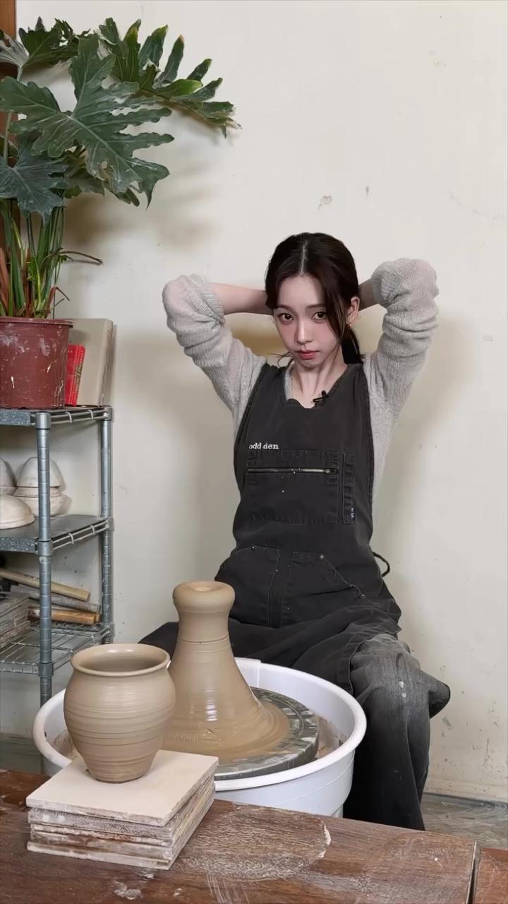 생일날 도예하는 낭만적인 카리나☺️
그래서 저 도자기는 굿즈로 언제 나옵니까💸 이미지