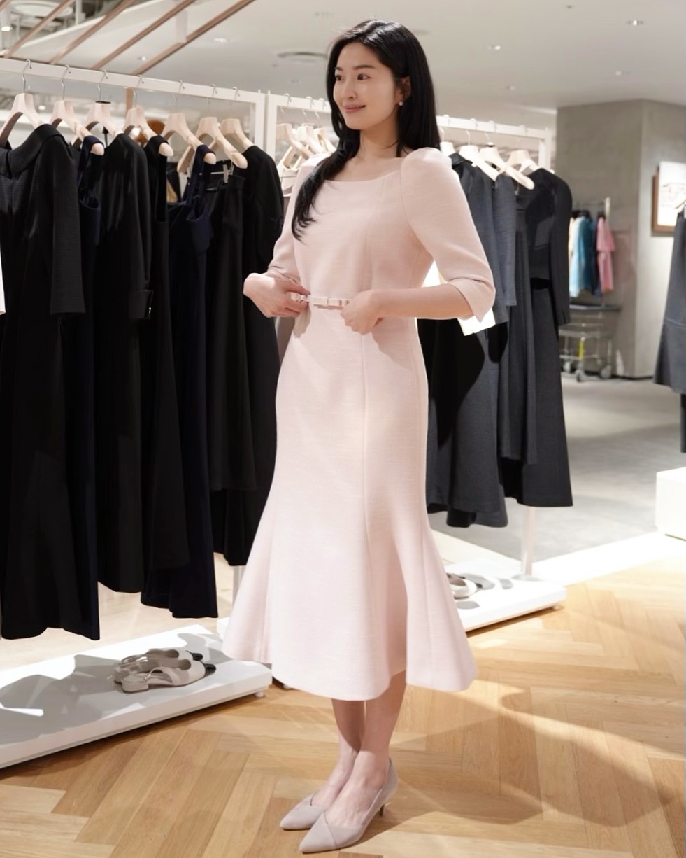 결혼식 때 뭐입지?!🤍🩷@알려줄게
단아함 정석 류이서 언니가 요즘 보여준🌸👗하객룩 넘 예뻐요!

류이서의 단정한 착장이 올봄 하객룩 스타일에 확실한 기준을 제시합니다.

하객룩이 고민되는 시즌, 류이서의 착장이 단정하면서도 우아한 무드로 주목받고 있습니다. 그녀가 선택한 웰 페플럼 자켓과 플레어 스커트는 세련된 실루엣과 깔끔한 디테일로 격식 있는 자리에 잘 어울리며, 핑크 컬러의 로잘리 가디건은 룩에 은은한 사랑스러움을 더해줍니다.

아이보리, 연핑크, 블랙 등 차분한 색감과 트위드 소재, 버튼 디테일, 허리선 절개 같은 구조적 포인트가 더해져 전체적인 인상은 ‘단아함’ 그 자체입니다. 토와브의 ‘핑크 드레스’나 ‘메리 타이 드레스’는 각각 단독 착장으로도 충분히 포멀한 분위기를 연출할 수 있습니다.

부담 없이 따라 할 수 있는 현실적인 스타일이라는 점에서 눈길을 끕니다. 류이서의 분위기와 자연스럽게 어우러진 아이템과 스타일링을 참고하면, 격식 있는 자리에서도 과하지 않게 단정한 인상을 연출할 수 있습니다. 이미지7