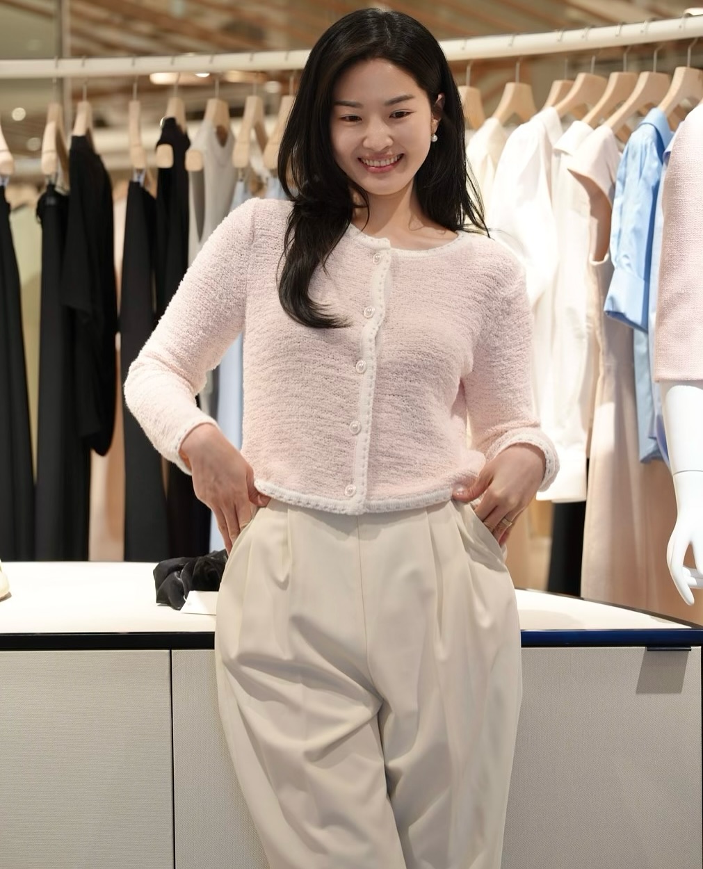 결혼식 때 뭐입지?!🤍🩷@알려줄게
단아함 정석 류이서 언니가 요즘 보여준🌸👗하객룩 넘 예뻐요!

류이서의 단정한 착장이 올봄 하객룩 스타일에 확실한 기준을 제시합니다.

하객룩이 고민되는 시즌, 류이서의 착장이 단정하면서도 우아한 무드로 주목받고 있습니다. 그녀가 선택한 웰 페플럼 자켓과 플레어 스커트는 세련된 실루엣과 깔끔한 디테일로 격식 있는 자리에 잘 어울리며, 핑크 컬러의 로잘리 가디건은 룩에 은은한 사랑스러움을 더해줍니다.

아이보리, 연핑크, 블랙 등 차분한 색감과 트위드 소재, 버튼 디테일, 허리선 절개 같은 구조적 포인트가 더해져 전체적인 인상은 ‘단아함’ 그 자체입니다. 토와브의 ‘핑크 드레스’나 ‘메리 타이 드레스’는 각각 단독 착장으로도 충분히 포멀한 분위기를 연출할 수 있습니다.

부담 없이 따라 할 수 있는 현실적인 스타일이라는 점에서 눈길을 끕니다. 류이서의 분위기와 자연스럽게 어우러진 아이템과 스타일링을 참고하면, 격식 있는 자리에서도 과하지 않게 단정한 인상을 연출할 수 있습니다. 이미지4