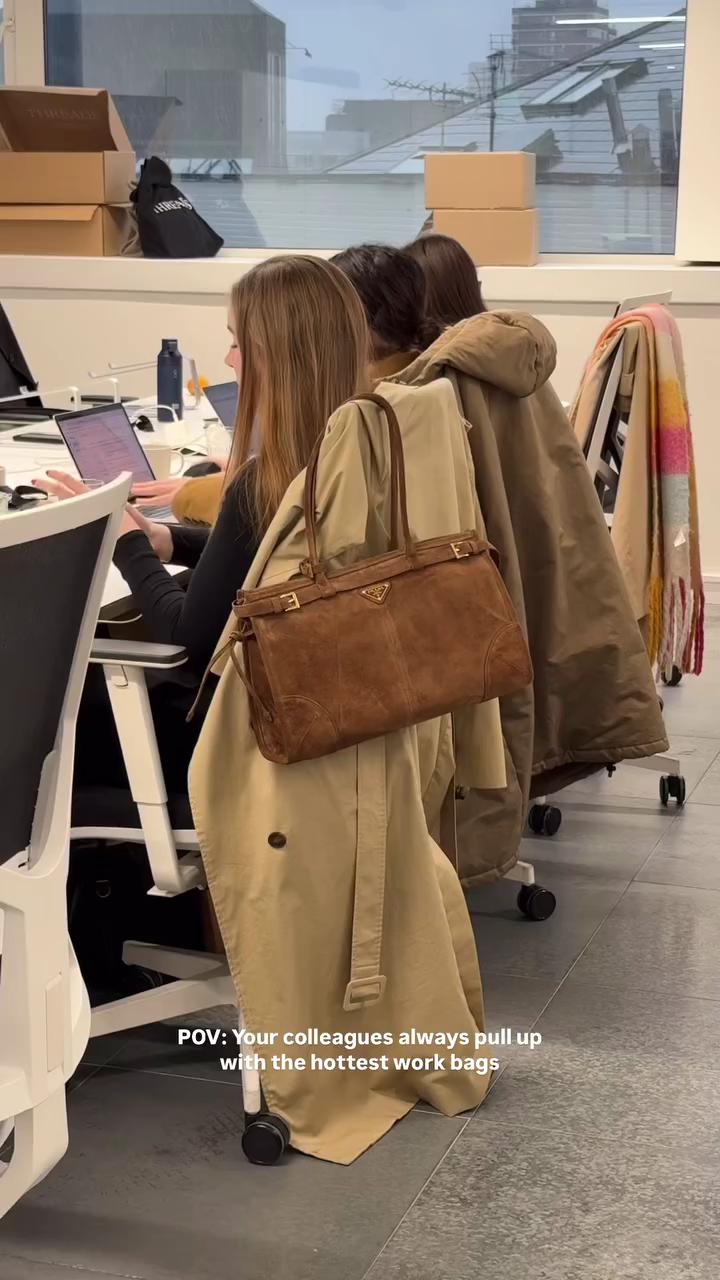 일터 함께 가는 원픽 가방은?👜
출근룩엔 힘 바짝 vs 막 쓰기 좋은 가방이 최고 이미지