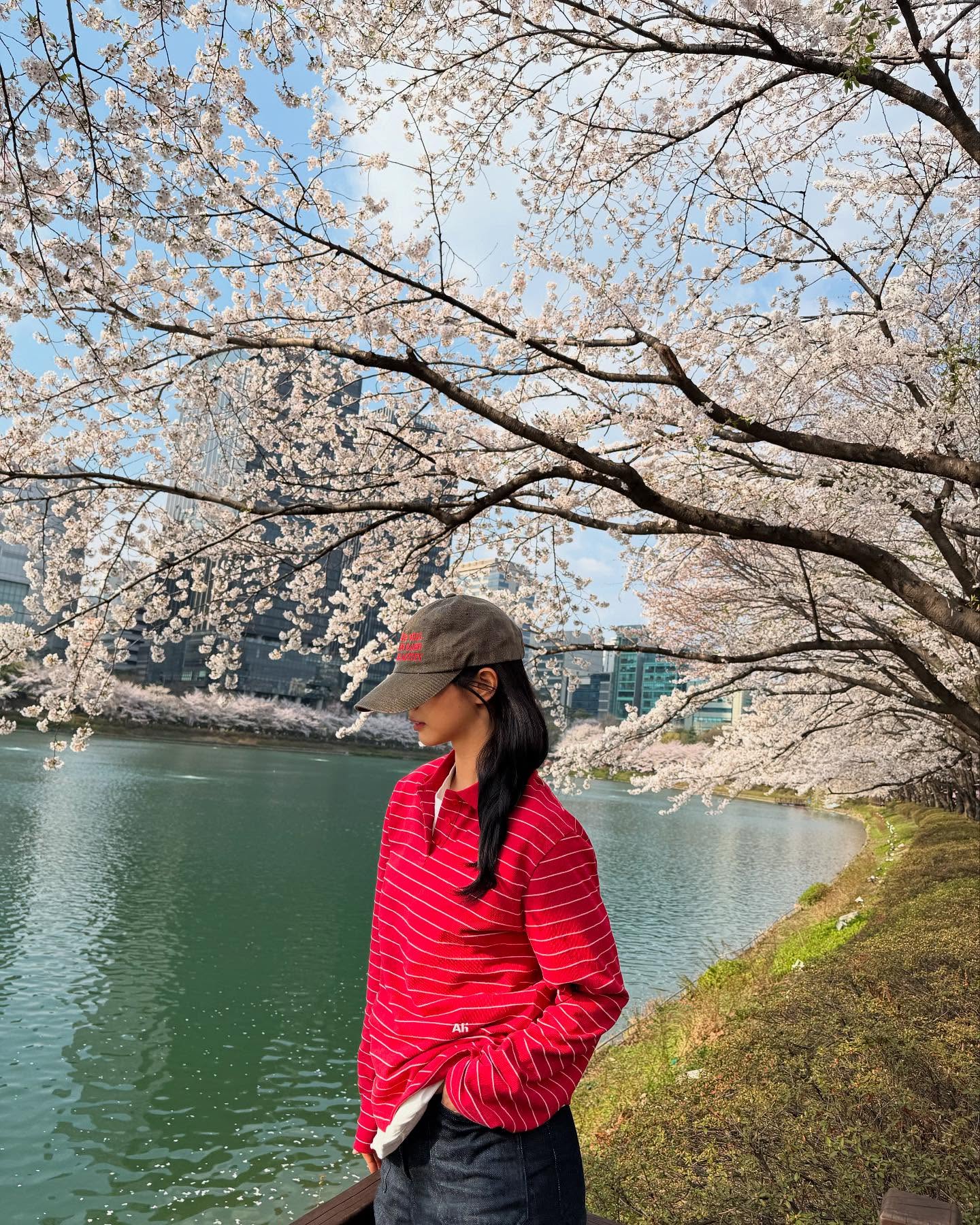 벚꽃길 룩, 혜리가 아르켜드림💬

혜리가 SNS를 통해 따뜻한 봄날의 일상을 전했습니다. 사진 속 혜리는 붉은 줄무늬의 상의에 볼캡을 캐주얼한 스타일을 선보였는데요. 벚꽃의 화사함과 혜리의 싱그러움을 더욱 돋보이게 한 봄나들이룩, 슬라이드를 넘겨 확인해보세요.

* 아밤홈(AVam HOME)
- 럭비 스트라이프 카라 티셔츠, 레드 / 7만 8천 원

* 에이치덱스(HDEX)
- 머슬 그로스 빈티지 볼캡, 차콜 / 3만 9천 원 이미지