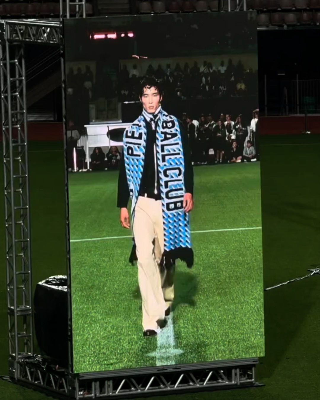 그라운드에서 펼쳐진 패션쇼 🏟️⚽️ 이미지