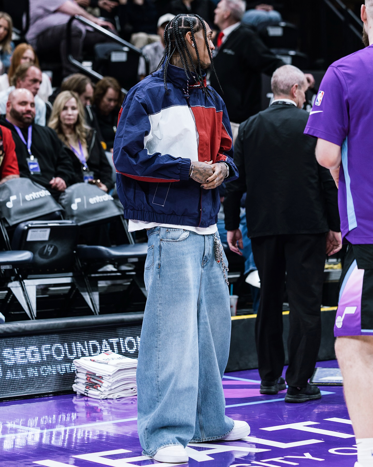 NBA 선수들의 코트 밖 스트릿 무드🏀 
경기장 밖에서도 느껴지는 아우라😎✨ 이미지