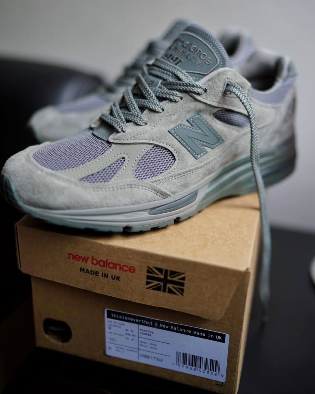 디네댓과 뉴발란스가 만드는 991v2 👟⁠
⁠
다시 한번 손을 잡은 디스이즈네버댓과 뉴발란스. 절제된 미학은 그대로, 그레이스케일 위에 얹힌 톤온톤의 회색, 그리고 절제된 브랜딩이 특징입니다. 발목에 작게 새겨진 TNT로고만이 협업의 힌트를 남길 뿐이죠. 단순한 디자인 콜라보를 넘어, 두 브랜드의 철학이 맞닿은 지점에서 이뤄진 깊이 있는 프로젝트라 할 수 있습니다.⁠
⁠
서울을 기반으로 한 디네댓은 빈티지 아카이브 감성과 절제된 디자인 언어를 바탕으로 조용하지만, 강한 존재감을 추구해 왔죠.⁠ 반면 뉴발란스는 오랜 전통과 프리미엄 소재, 기능성과 클래식한 실루엣을 중심으로 독자적인 헤리티지를 구축했는데요.⁠ 이번 협업은 이러한 서로 다른 배경을 지닌 두 브랜드가 ‘절제된 무드’라는 공통분모를 통해 조화를 이룬 사례가 아닐까요?
⁠
출시일과 가격은 아직 베일에 싸여있습니다. ⁠ 이미지2