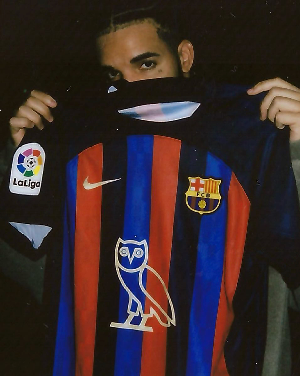 트래비스스콧 x 바르셀로나🔥⚽️

travisscott x barcelona 유니폼 이미지가 공개되었습니다.

유니폼 한가운데에는 세로형 캑터스잭(cactusjack) 새겨졌져 있고 5월 11일 엘클라시코 경기에서 바르셀로나 선수들이 캑터스잭 저지를 입고 경기를 치룰 예정입니다.

바르셀로나는 이전 드레이크, 로살리아, 롤링 스톤스와도 협업 저지를 진행했엇습니다.

스캇형님 다음에는 어디와 협업할지😎 이미지