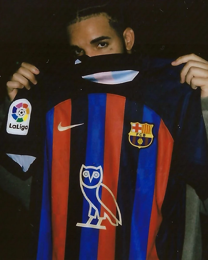 트래비스스콧 x 바르셀로나🔥⚽️
travisscott x barcelona 유니폼 이미지가 공개되었습니다.
유니폼 한가운데에는 세로형 캑터스잭(cactusjack) 새겨졌져 있고 5월 11일 엘클라시코 경기에서 바르셀로나 선수들이 캑터스잭 저지를 입고 경기를 치룰 예정입니다.
바르셀로나는 이전 드레이크, 로살리아, 롤링 스톤스와도 협업 저지를 진행했엇습니다.
스캇형님 다음에는 어디와 협업할지😎 이미지2
