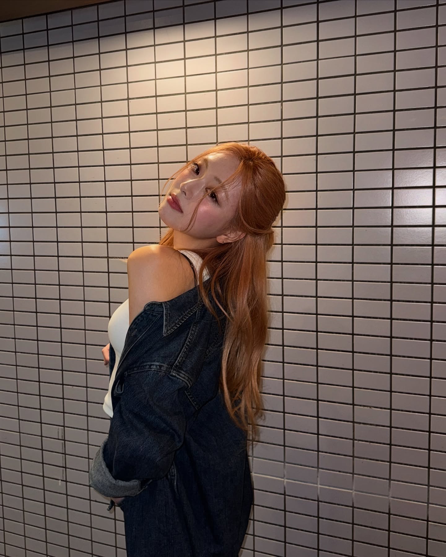 청청 패션의 정석을 보여준 유나🫢

있지 유나는 “Girls in FUKUOKA”라는 멘트와 일본 후쿠오카에서 찍은 사진을 공개했습니다. 사진 속 유나는 화이트 크롭탑에 진청 데님 셋업을 매치해 캐주얼하면서도 시크한 분위기를 연출했는데요. 오버핏 재킷을 자연스럽게 걸쳐 유나의 쿨한 매력을 배가시킨 스타일링, 슬라이드를 넘겨 확인해보세요.

* 로우클래식(LOW CLASSIC)
- Lc 데님 셔츠 자켓, 다크 블루 / 14만 9 천 원
- 와이드 레그 진, 다크 블루 / 14만 9 천 원 이미지3