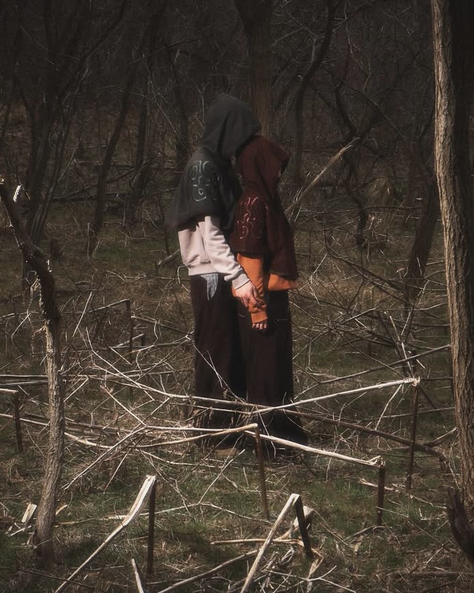 사이키델릭 감성의 몽환적인 에너지🌿✨

부포톡스(BUFOTOX)는 사이키델릭 문화에서 영감을 받은 아웃도어 라이프스타일 브랜드로, 몽환적인 분위기와 자연의 조화를 추구합니다.

두꺼비에서 분비되는 환각 성분인 '부포톡신(Bufotoxin)'에서 이름을 따온 이 브랜드는, 자연과 하나 되는 순간을 의류와 작품으로 전하고자 하는데요. 슬로건 'Nature’s High'는 그 의도를 그대로 담고 있죠.

부포톡스가 말하는 사이키델릭은 인공적인 환각이 아닙니다. 자연 속에서 온전히 몰입하는 순간, 그 황홀한 감각을 의미한다고.

아웃도어 활동 중 마주한 예기치 않은 영적인 찰나처럼, 부포톡스는 유기체 패턴과 에스닉 디테일을 활용해 그 감각을 표현합니다.

슬라이드를 넘겨 이들의 감각과 메시지를 확인해 보세요. 👀 이미지2