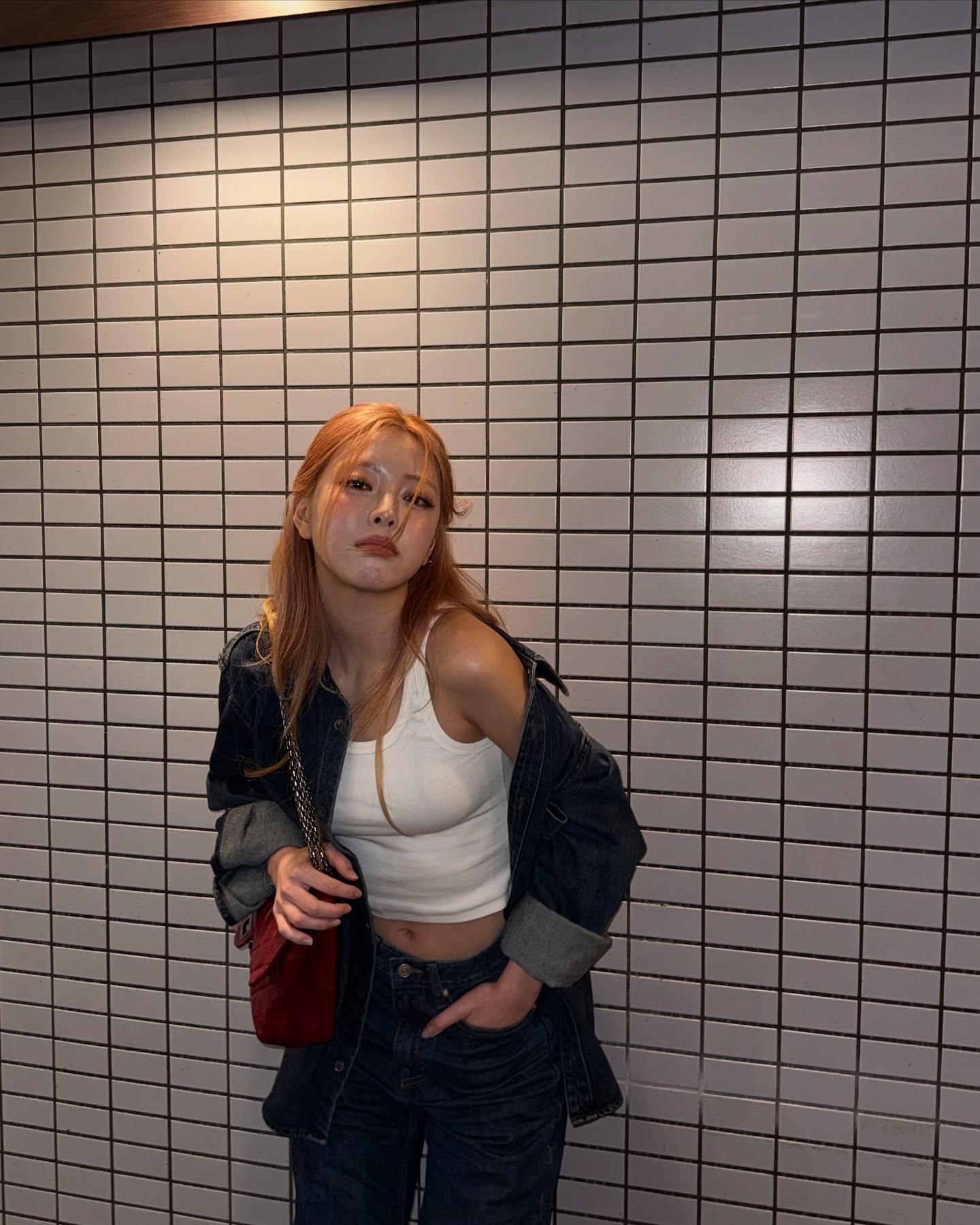 청청 패션의 정석을 보여준 유나🫢

있지 유나는 “Girls in FUKUOKA”라는 멘트와 일본 후쿠오카에서 찍은 사진을 공개했습니다. 사진 속 유나는 화이트 크롭탑에 진청 데님 셋업을 매치해 캐주얼하면서도 시크한 분위기를 연출했는데요. 오버핏 재킷을 자연스럽게 걸쳐 유나의 쿨한 매력을 배가시킨 스타일링, 슬라이드를 넘겨 확인해보세요.

* 로우클래식(LOW CLASSIC)
- Lc 데님 셔츠 자켓, 다크 블루 / 14만 9 천 원
- 와이드 레그 진, 다크 블루 / 14만 9 천 원 이미지4