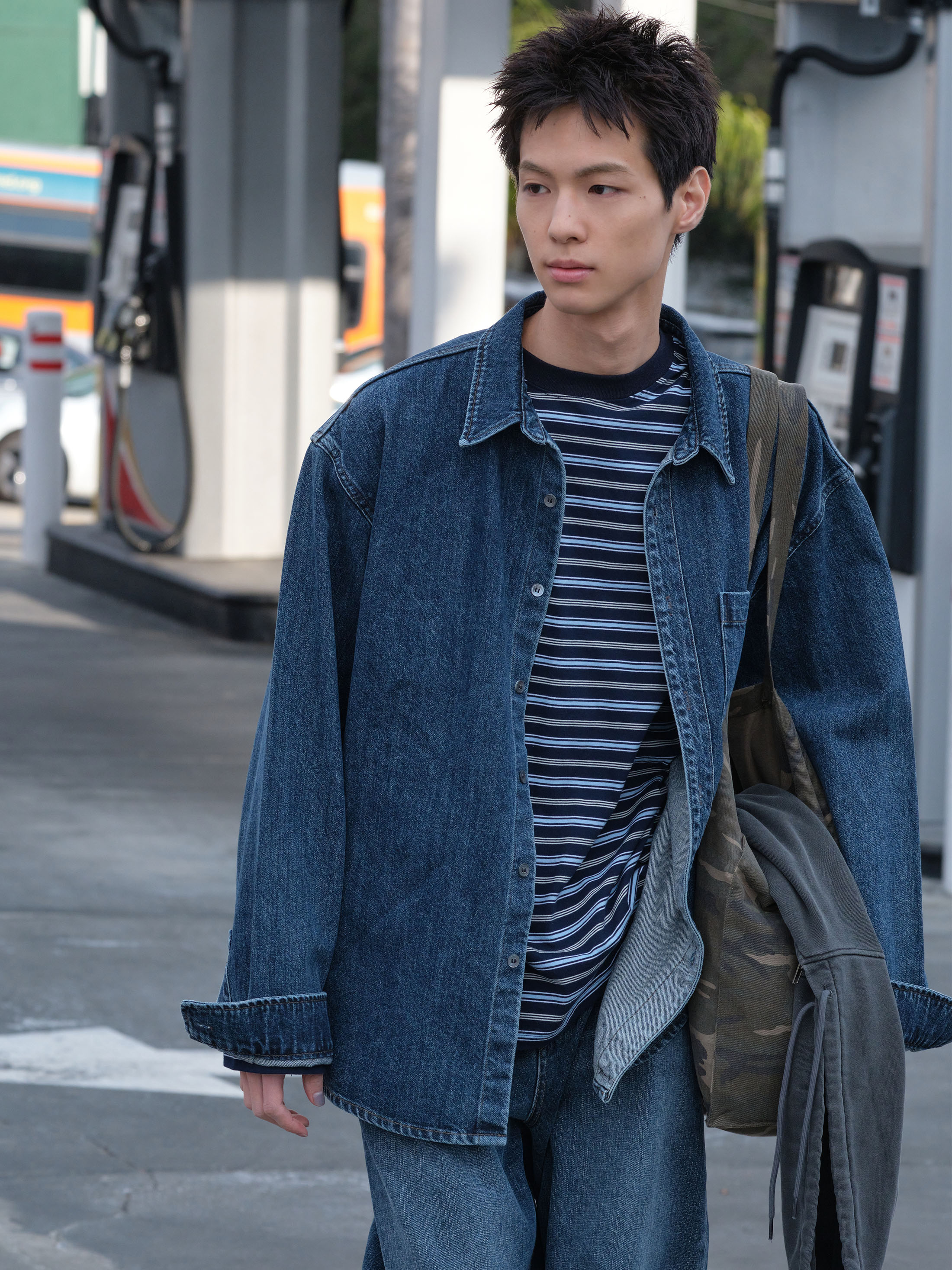 청청 패션의 정석을 보여준 유나🫢

있지 유나는 “Girls in FUKUOKA”라는 멘트와 일본 후쿠오카에서 찍은 사진을 공개했습니다. 사진 속 유나는 화이트 크롭탑에 진청 데님 셋업을 매치해 캐주얼하면서도 시크한 분위기를 연출했는데요. 오버핏 재킷을 자연스럽게 걸쳐 유나의 쿨한 매력을 배가시킨 스타일링, 슬라이드를 넘겨 확인해보세요.

* 로우클래식(LOW CLASSIC)
- Lc 데님 셔츠 자켓, 다크 블루 / 14만 9 천 원
- 와이드 레그 진, 다크 블루 / 14만 9 천 원 이미지5